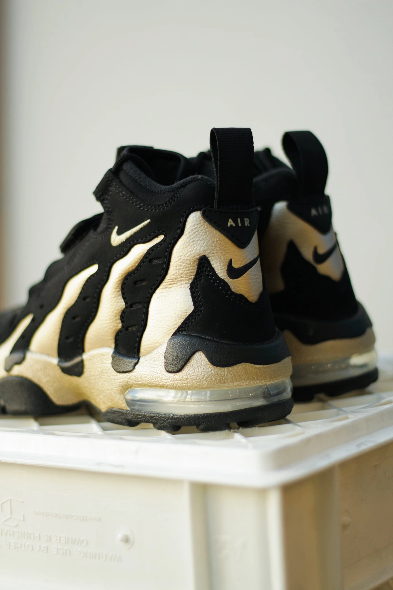 NIKE AIR DT MAX '96 BLACK/VEGAS GOLD