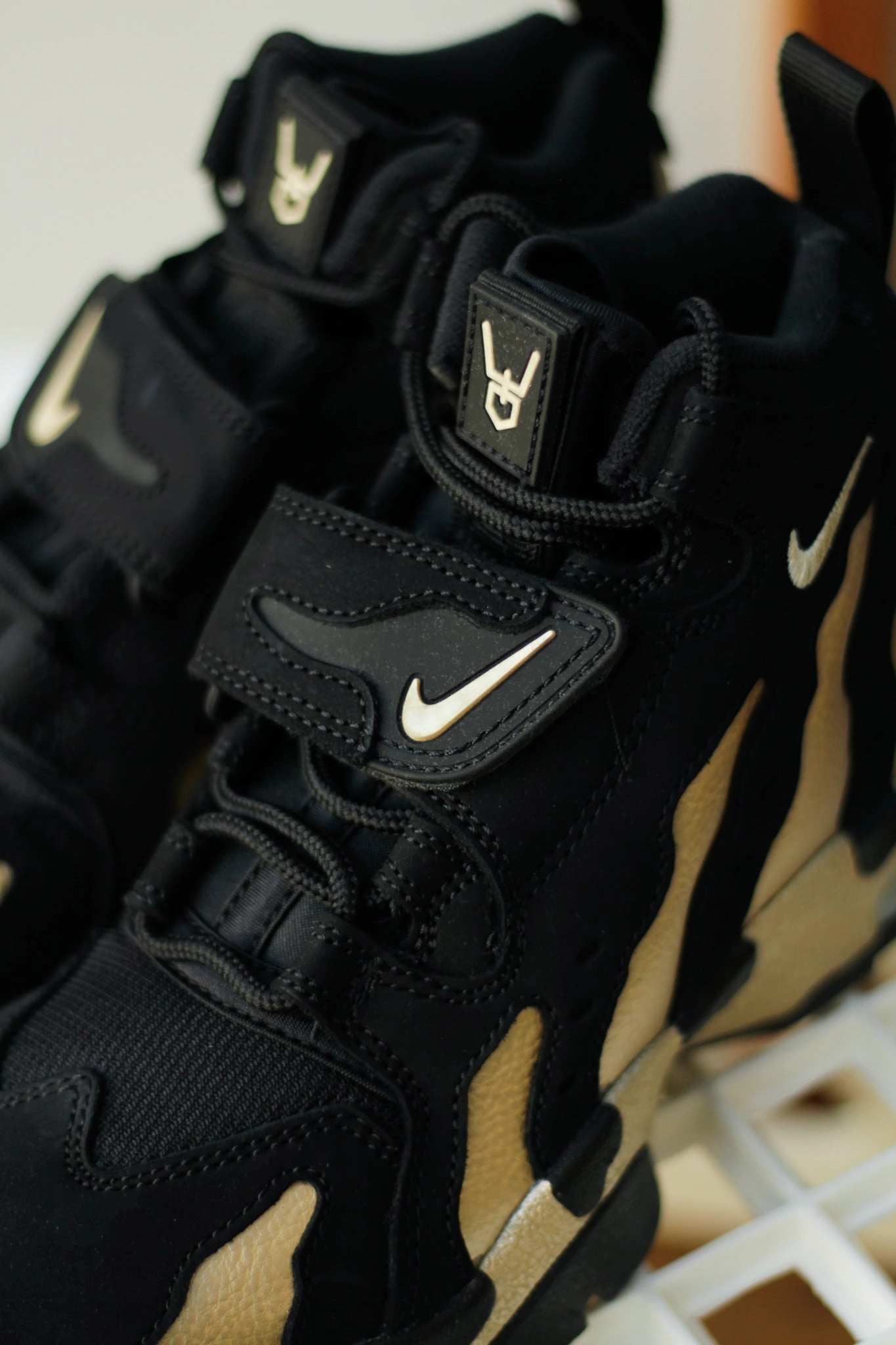 NIKE AIR DT MAX '96 BLACK/VEGAS GOLD