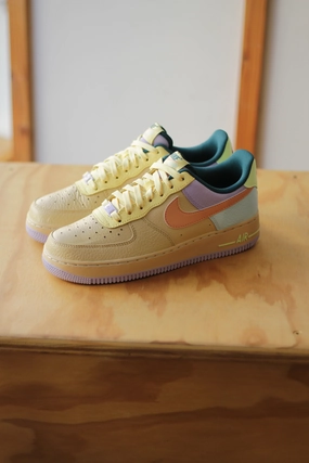 NIKE AIR FORCE 1 '07 SESAME/APRICOT AGATE-HYDRANGEAS
