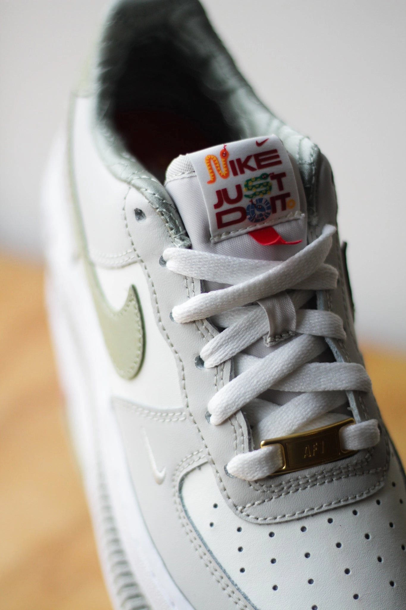 NIKE AIR FORCE 1 LV8 (GS) SAIL/OLIVE AURA-WHITE-LIGHT BONE