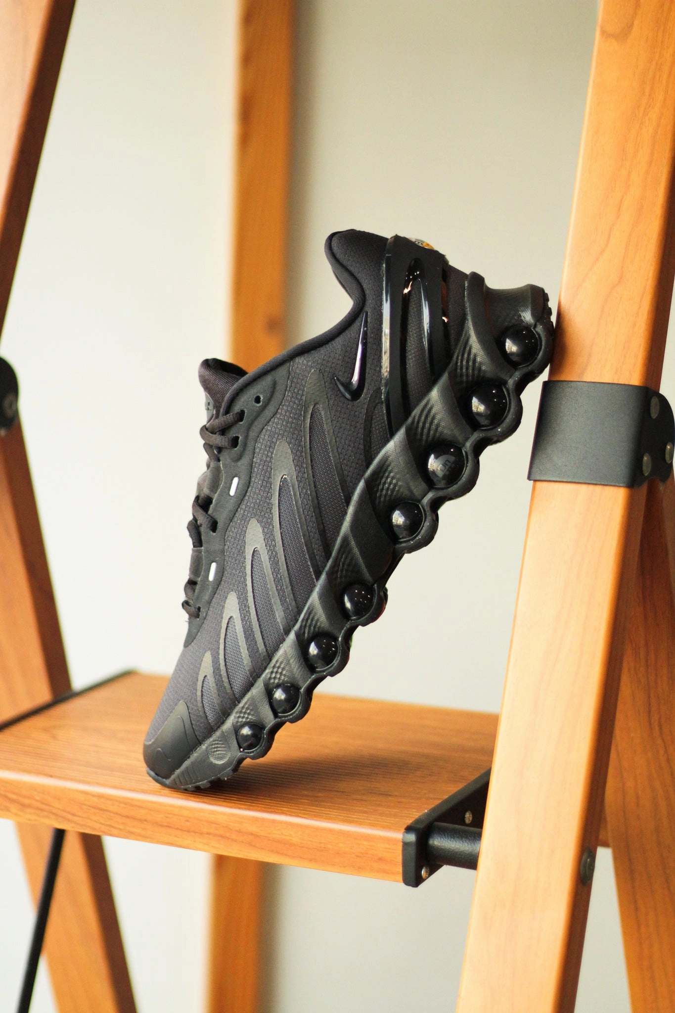 NIKE AIR MAX DN8 BLACK/ANTHRACITE-BLACK-ANTHRACITE