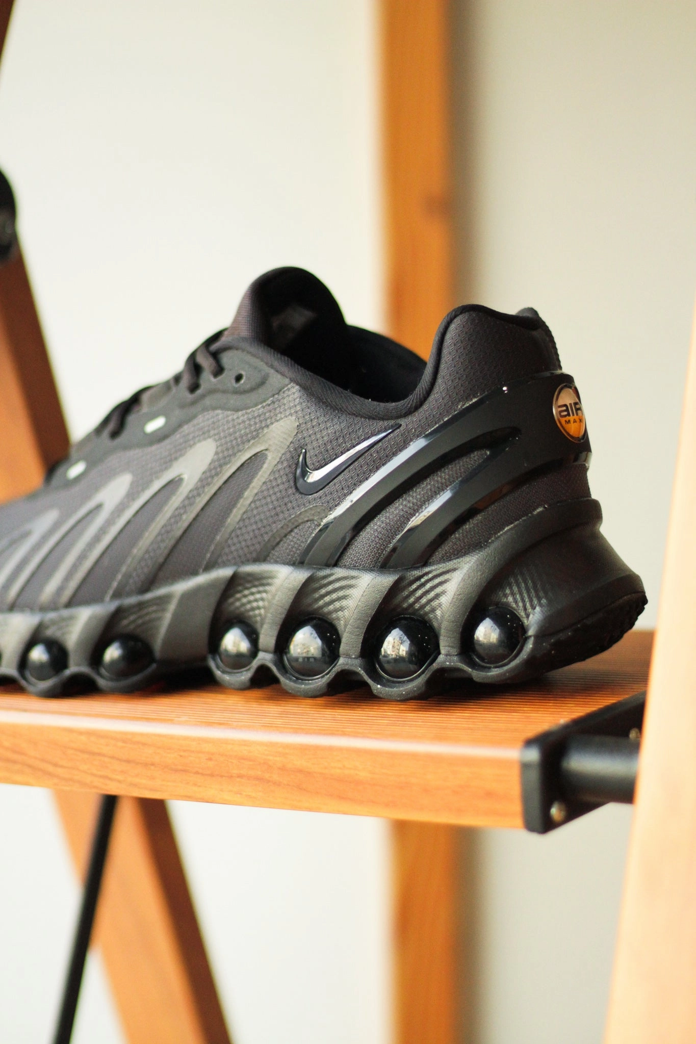 NIKE AIR MAX DN8 BLACK/ANTHRACITE-BLACK-ANTHRACITE