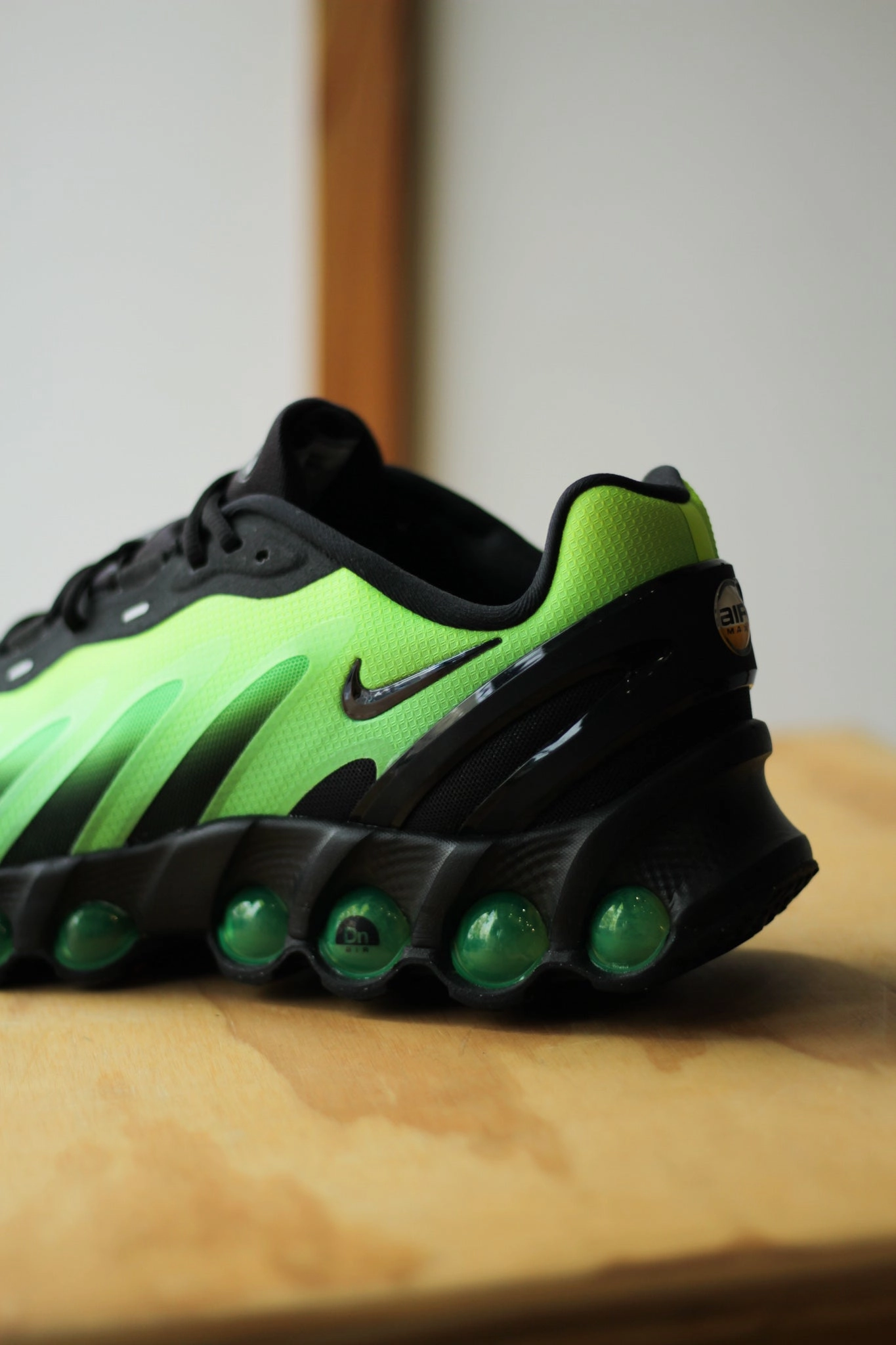 NIKE AIR MAX DN8 BLACK/BLACK-GREEN STRIKE-VOLT
