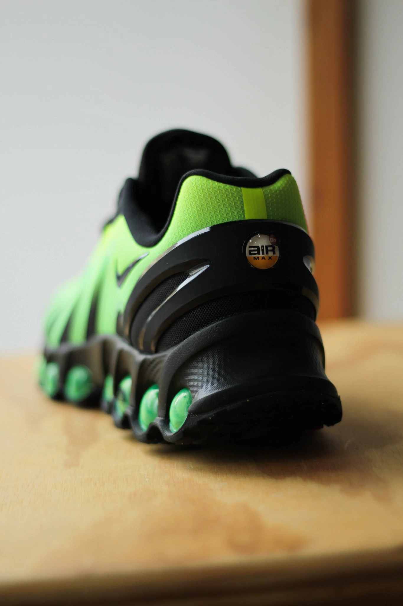 NIKE AIR MAX DN8 BLACK/BLACK-GREEN STRIKE-VOLT