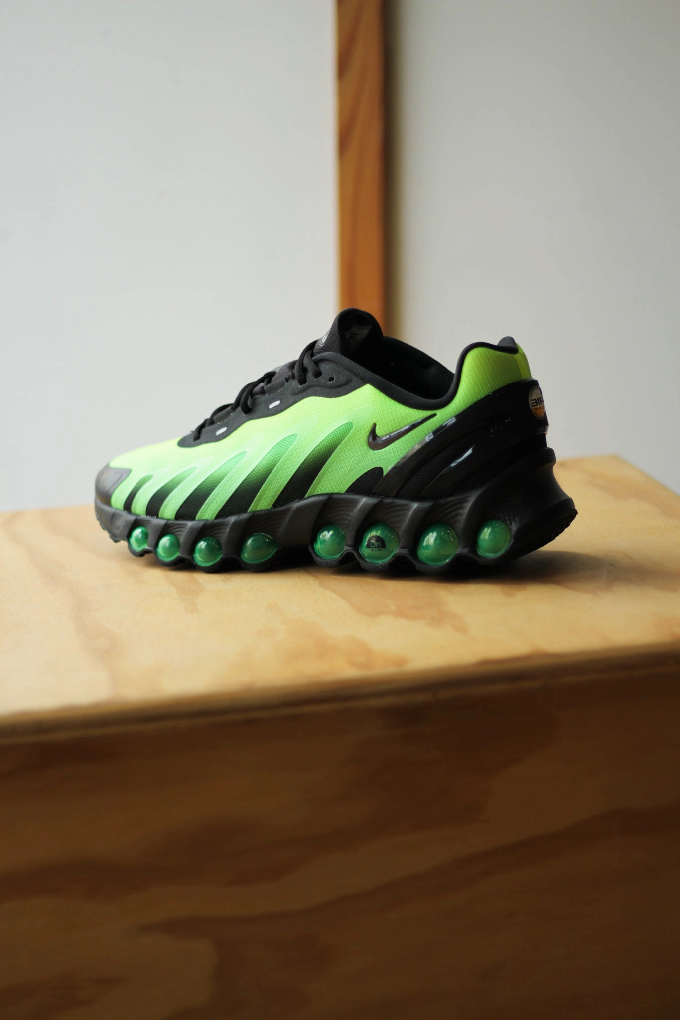 NIKE AIR MAX DN8 BLACK/BLACK-GREEN STRIKE-VOLT