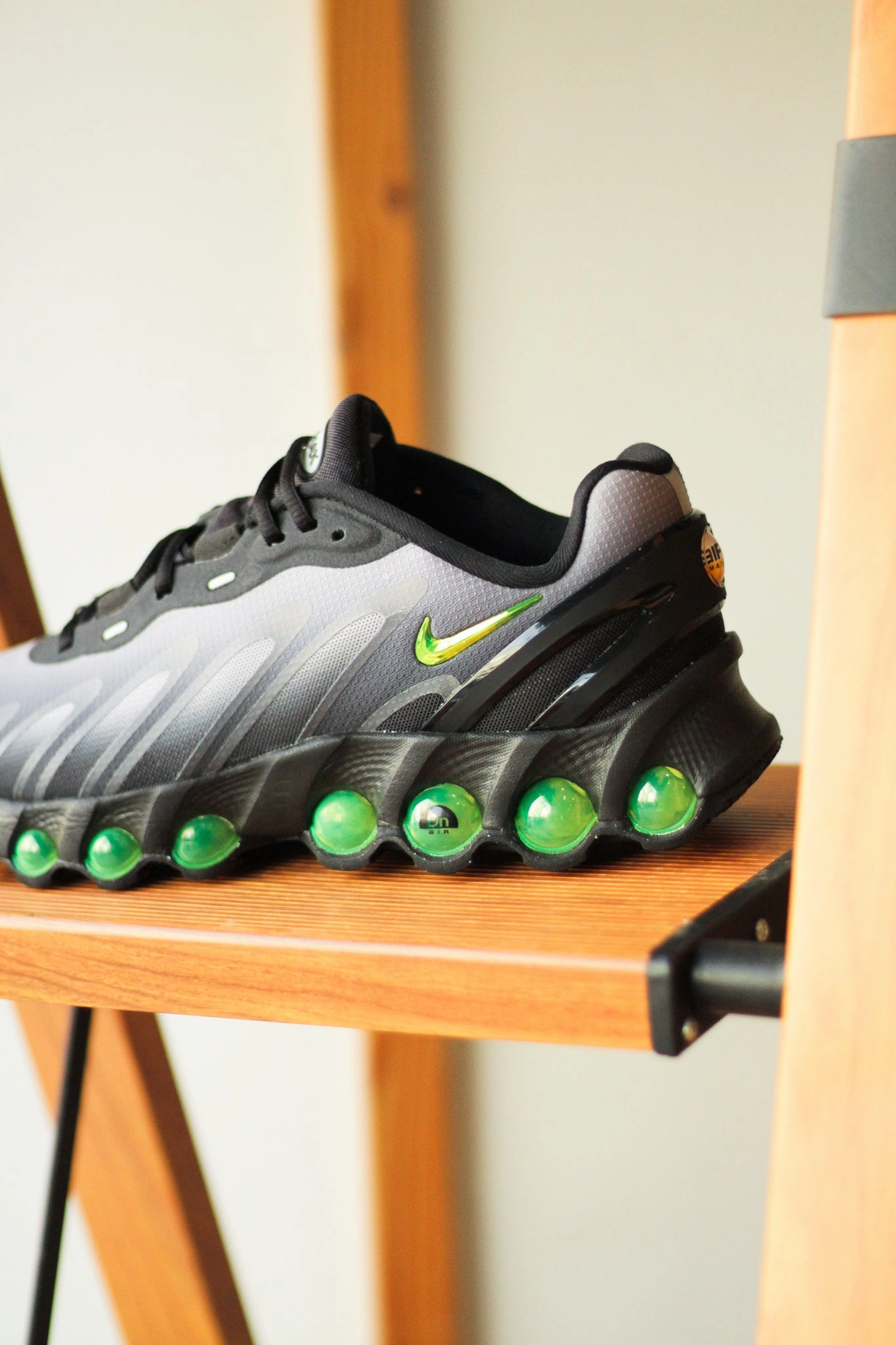 NIKE AIR MAX DN8 BLACK/VOLT-LT SMOKE GREY-BLACK