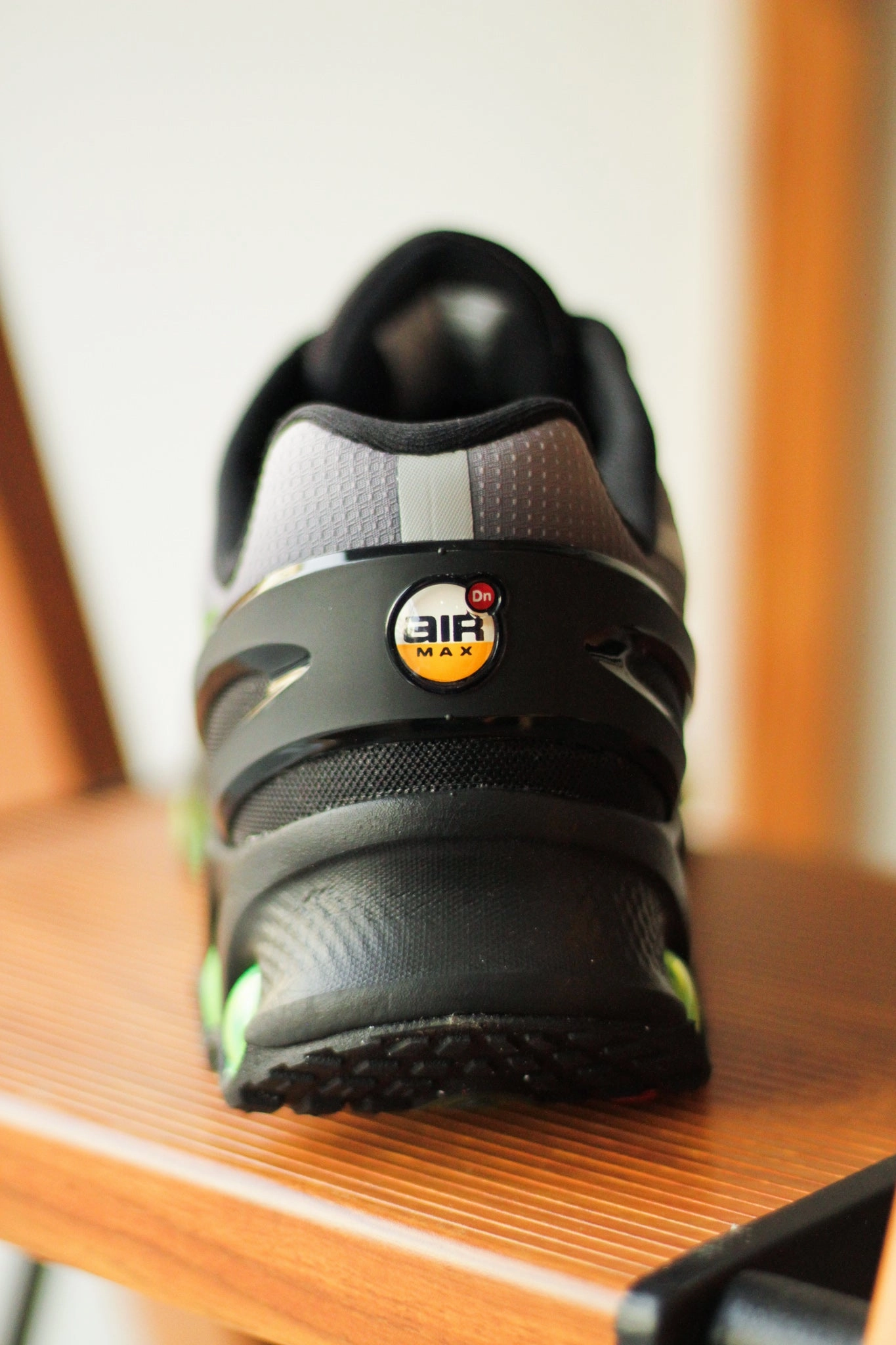 NIKE AIR MAX DN8 BLACK/VOLT-LT SMOKE GREY-BLACK