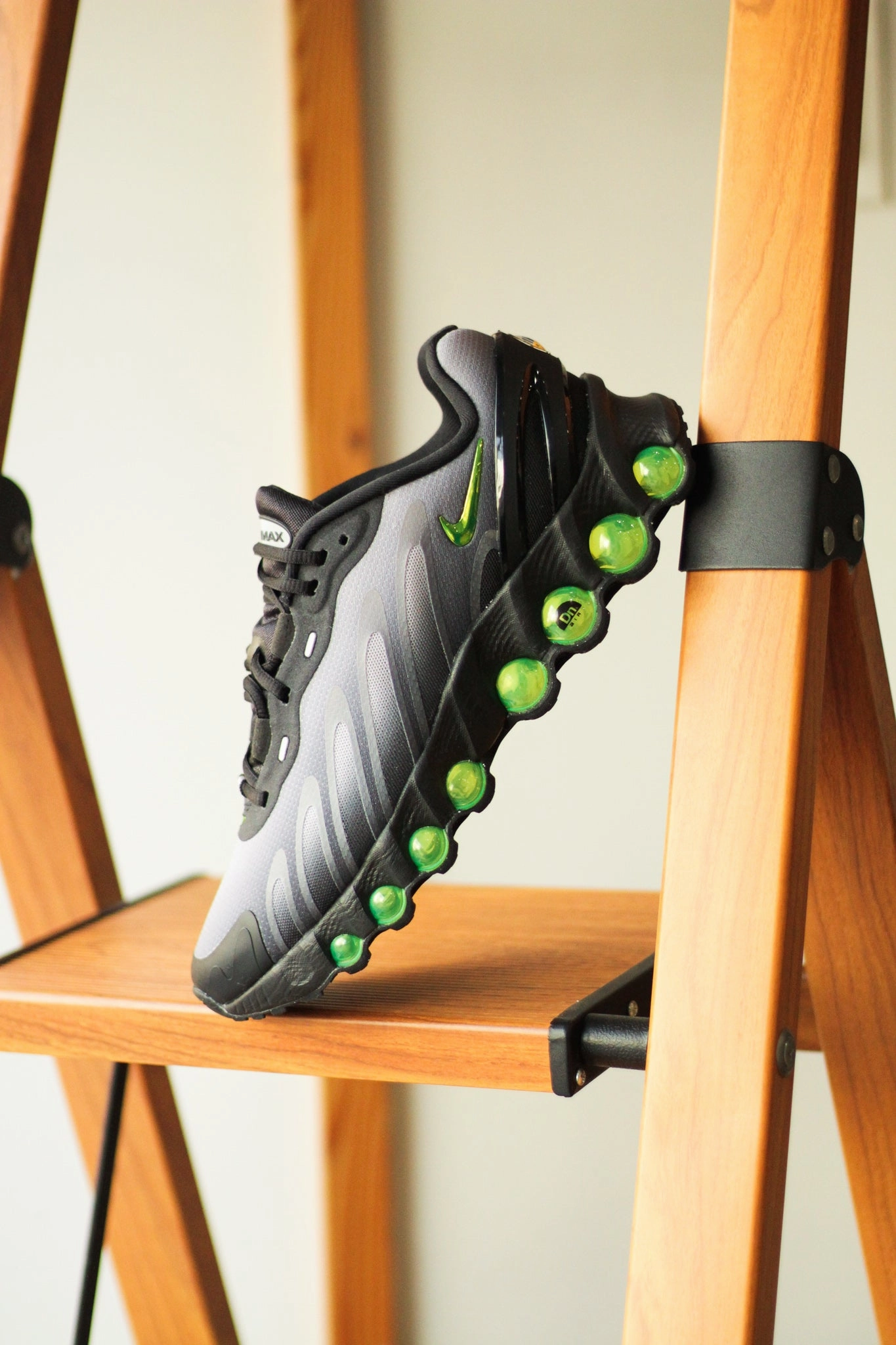NIKE AIR MAX DN8 BLACK/VOLT-LT SMOKE GREY-BLACK