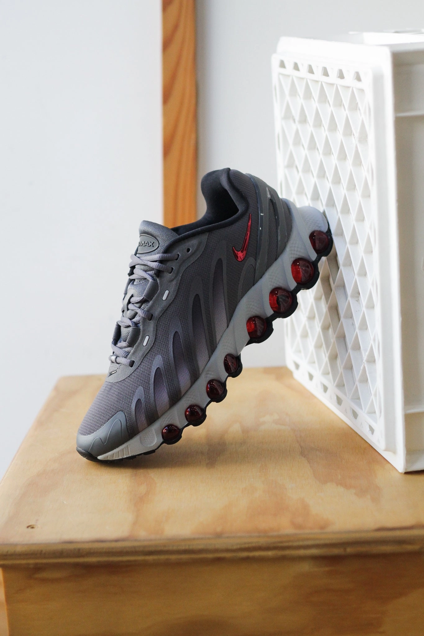 NIKE AIR MAX DN8 IRON GREY/BRIGHT CRIMSON-WOLF GREY-BLACK