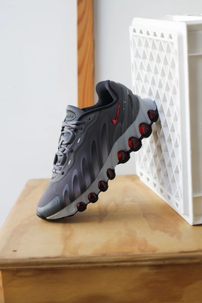NIKE AIR MAX DN8 IRON GREY/BRIGHT CRIMSON-WOLF GREY-BLACK