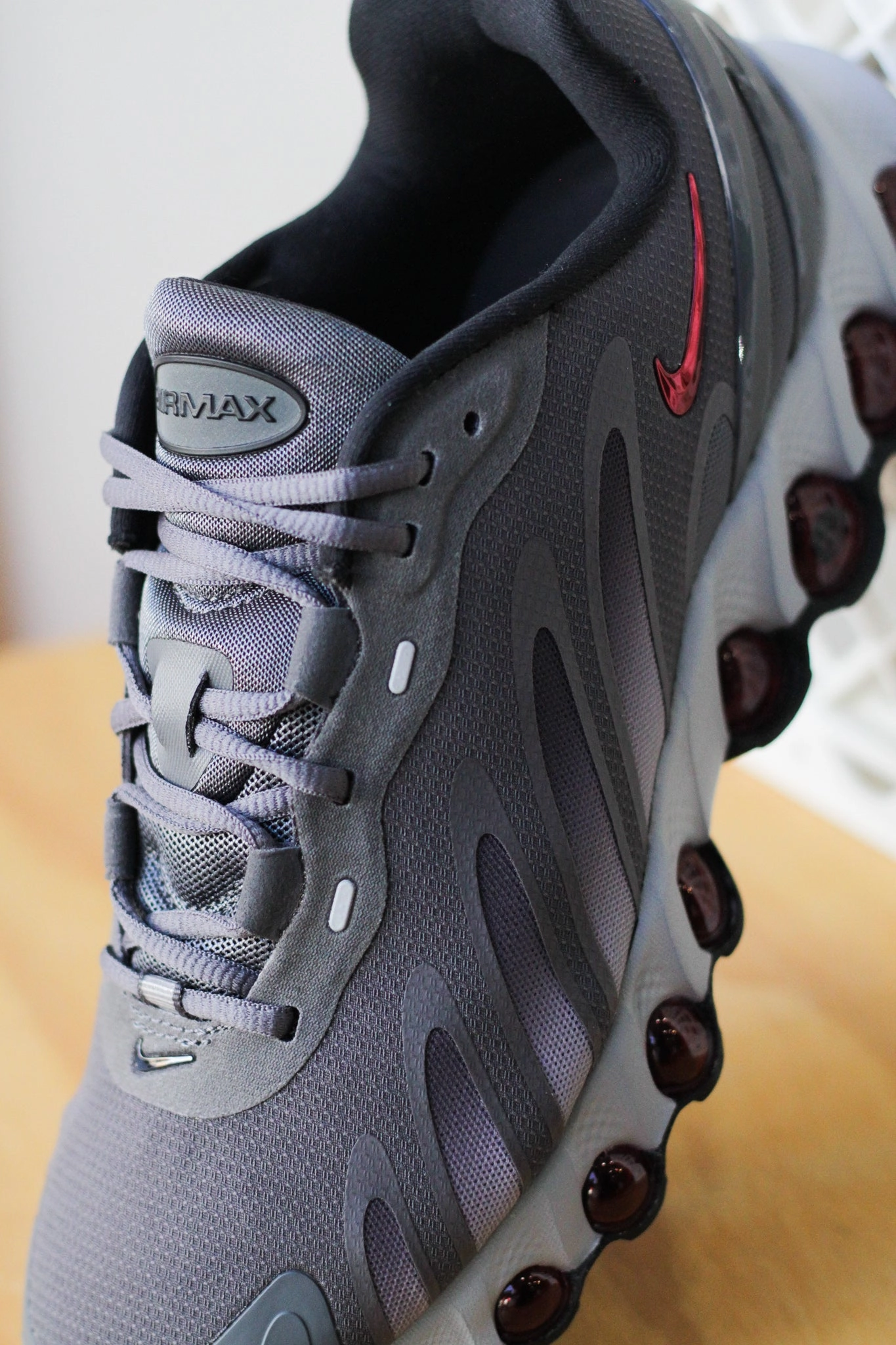 NIKE AIR MAX DN8 IRON GREY/BRIGHT CRIMSON-WOLF GREY-BLACK