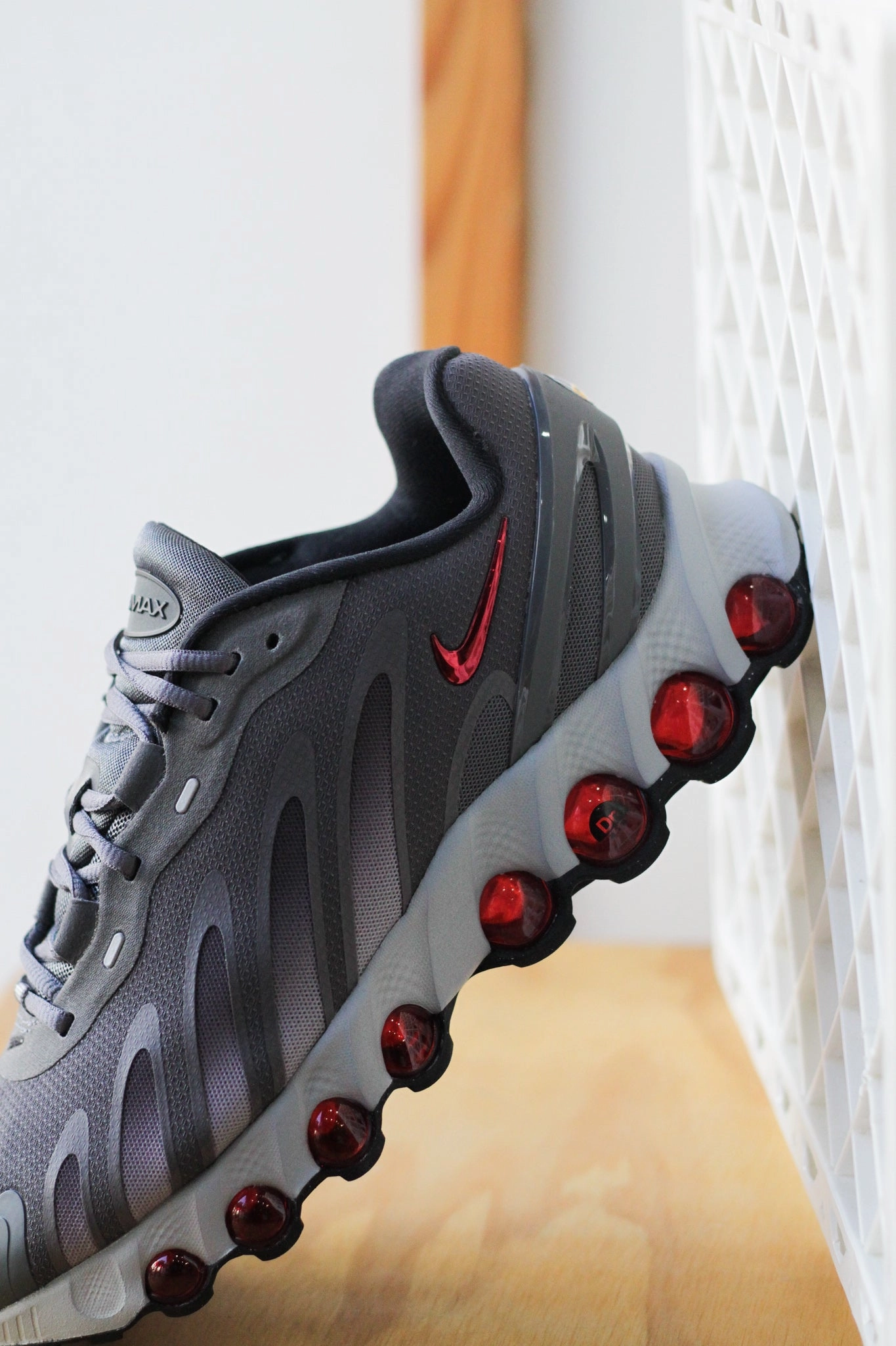 NIKE AIR MAX DN8 IRON GREY/BRIGHT CRIMSON-WOLF GREY-BLACK
