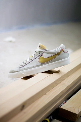 NIKE BLAZER LOW '77 PRM LIGHT BONE