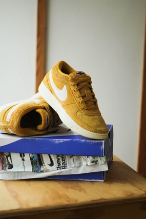 NIKE BOOK 1 CHEVY DARK GOLD LEAF/SAIL-NATURAL
