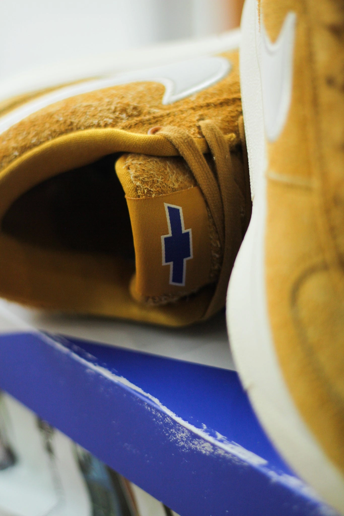 NIKE BOOK 1 CHEVY DARK GOLD LEAF/SAIL-NATURAL