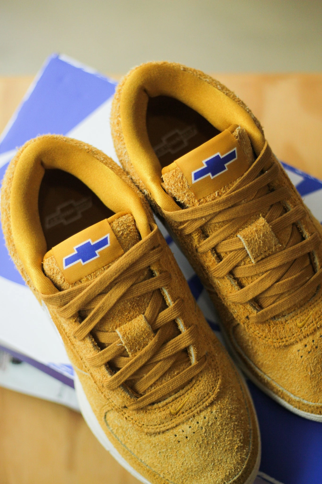 NIKE BOOK 1 CHEVY DARK GOLD LEAF/SAIL-NATURAL