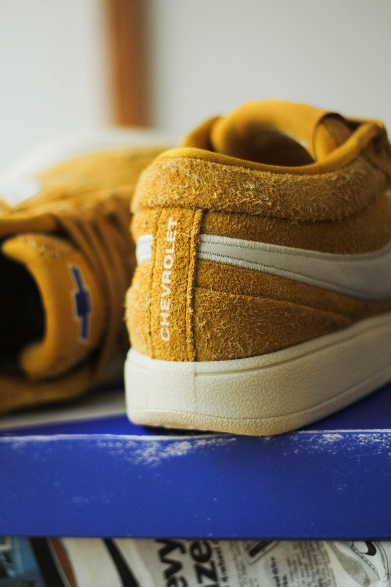 NIKE BOOK 1 CHEVY DARK GOLD LEAF/SAIL-NATURAL