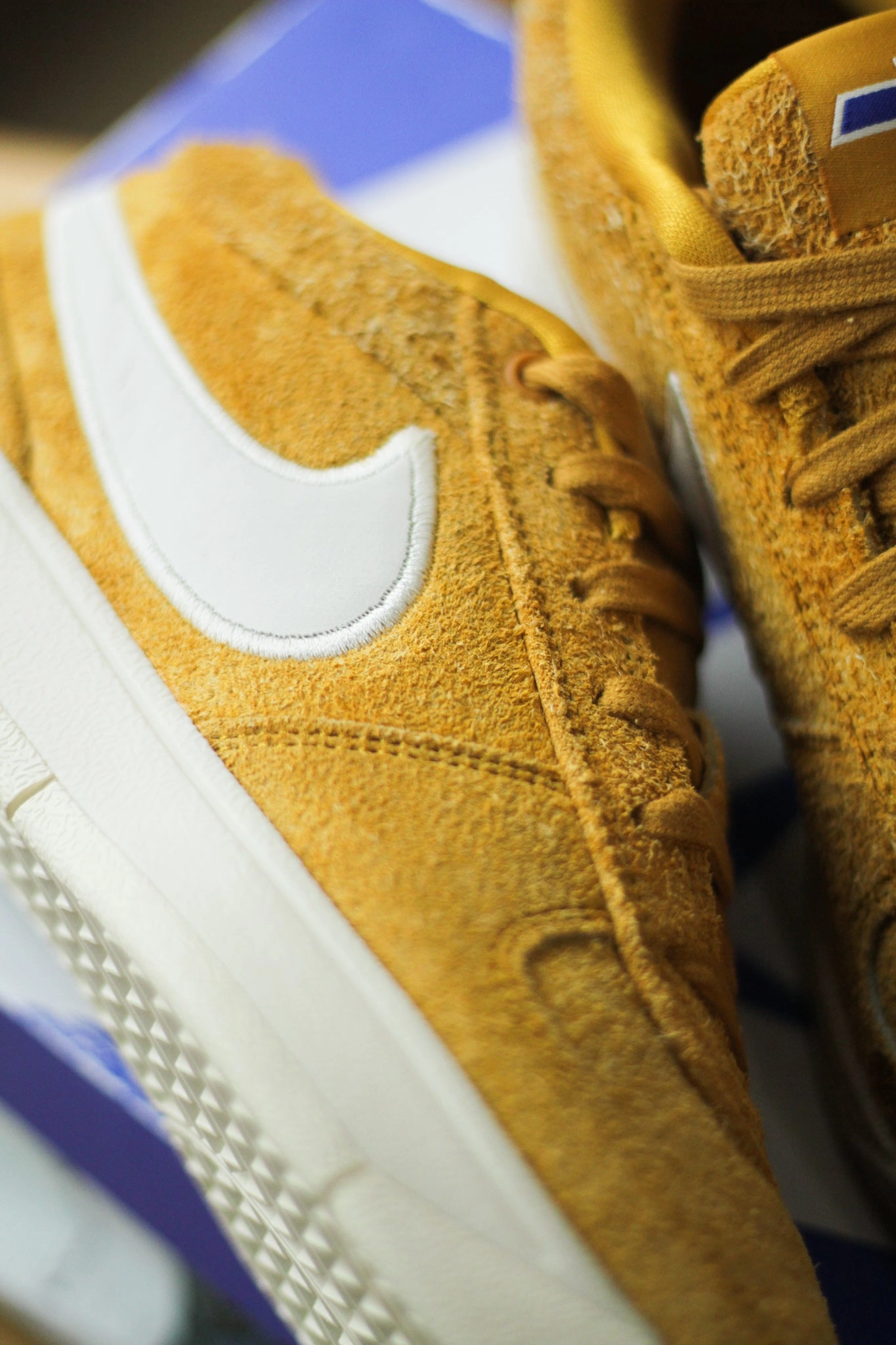 NIKE BOOK 1 CHEVY DARK GOLD LEAF/SAIL-NATURAL