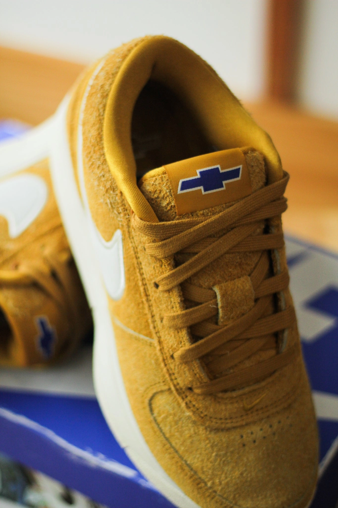 NIKE BOOK 1 CHEVY DARK GOLD LEAF/SAIL-NATURAL