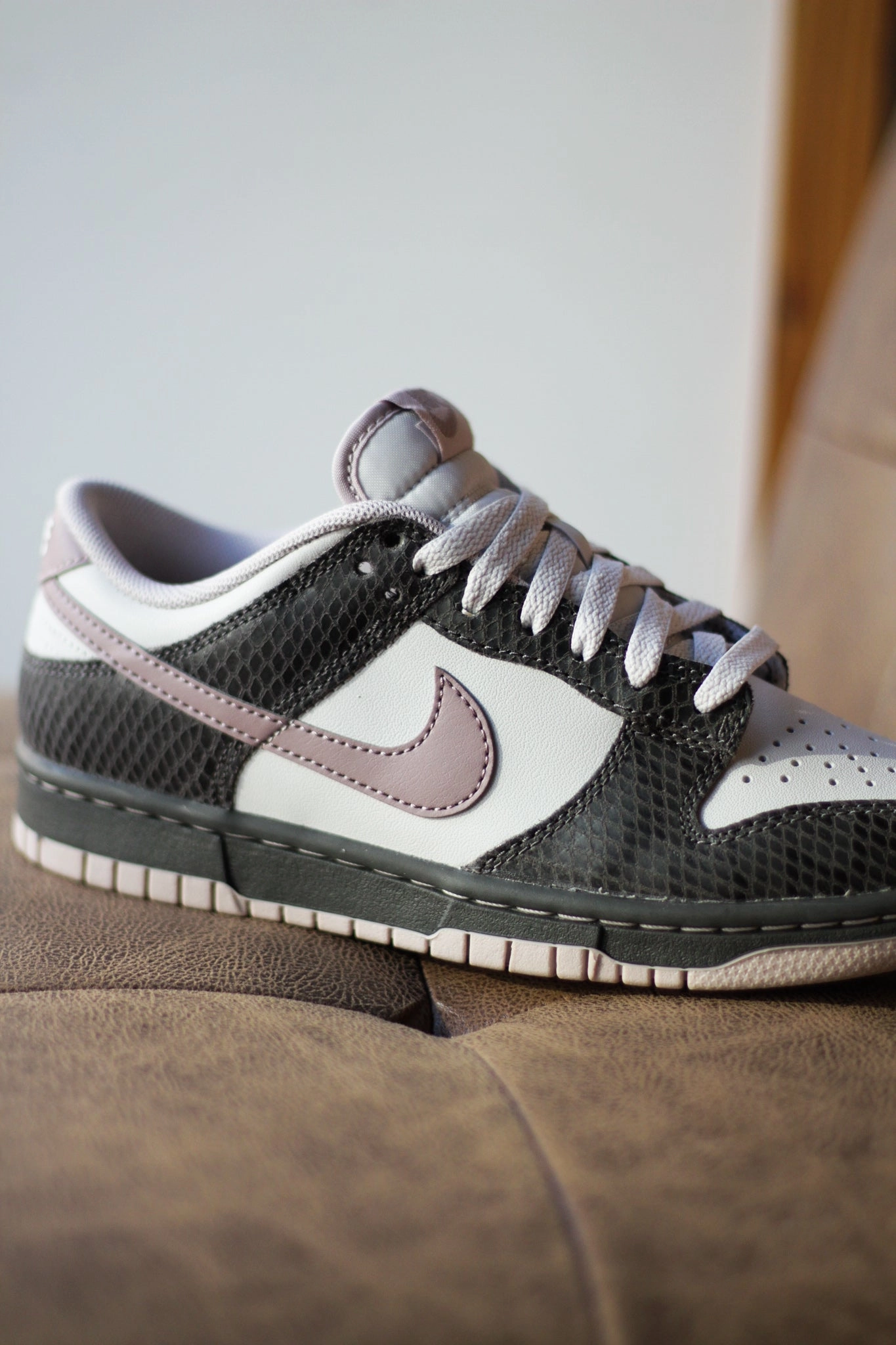 NIKE DUNK LOW SE MEDIUM ASH/TAUPE GREY-VAST GREY