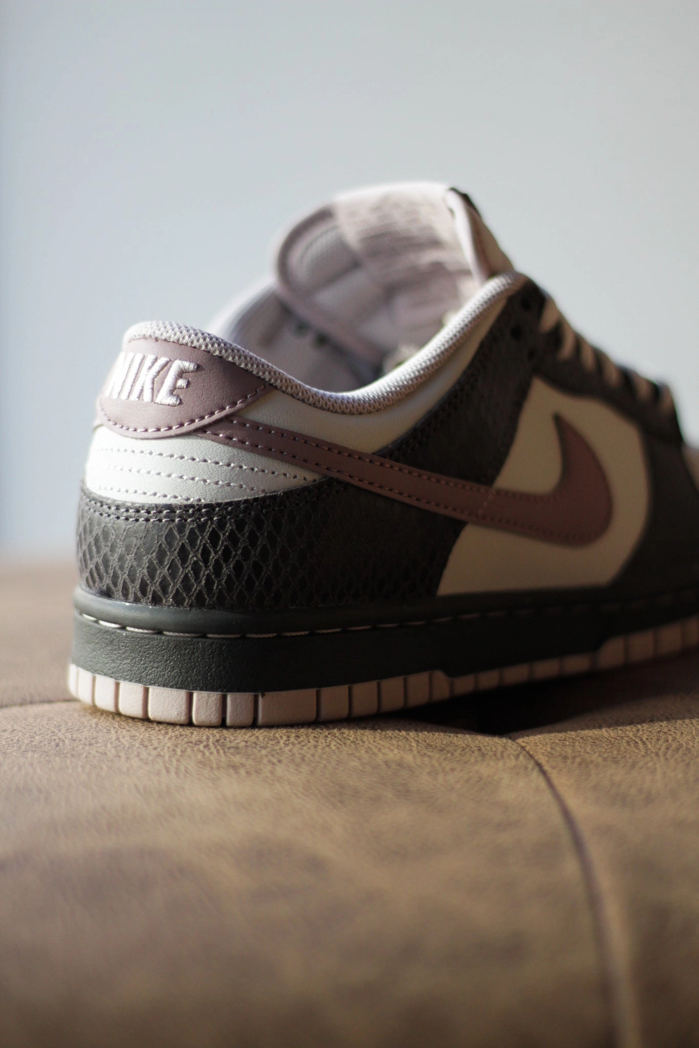 NIKE DUNK LOW SE MEDIUM ASH/TAUPE GREY-VAST GREY