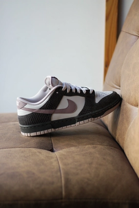 NIKE DUNK LOW SE MEDIUM ASH/TAUPE GREY-VAST GREY