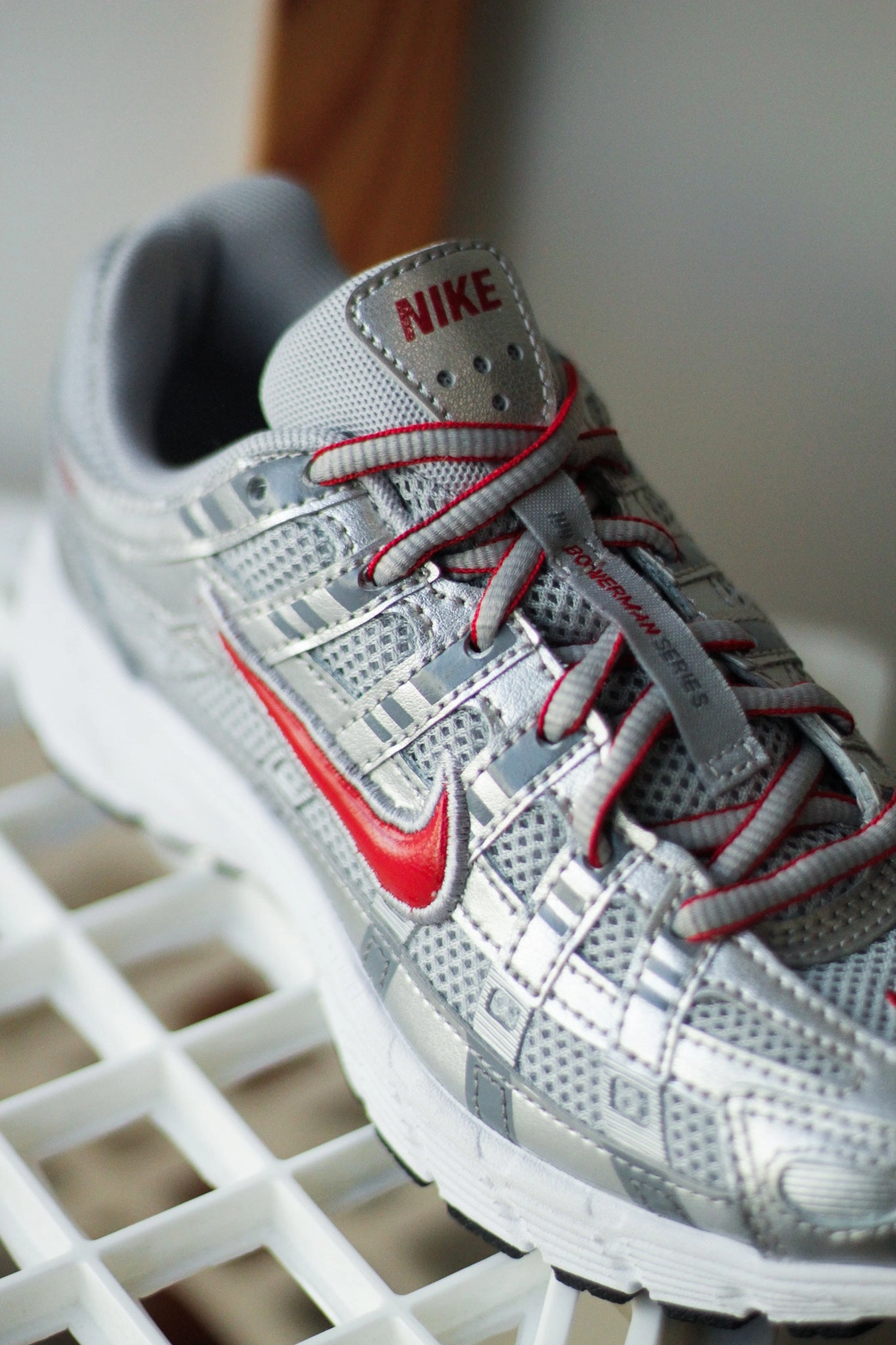 NIKE P-6000 (GS) METALLIC SILVER/GYM RED-FLT SILVER