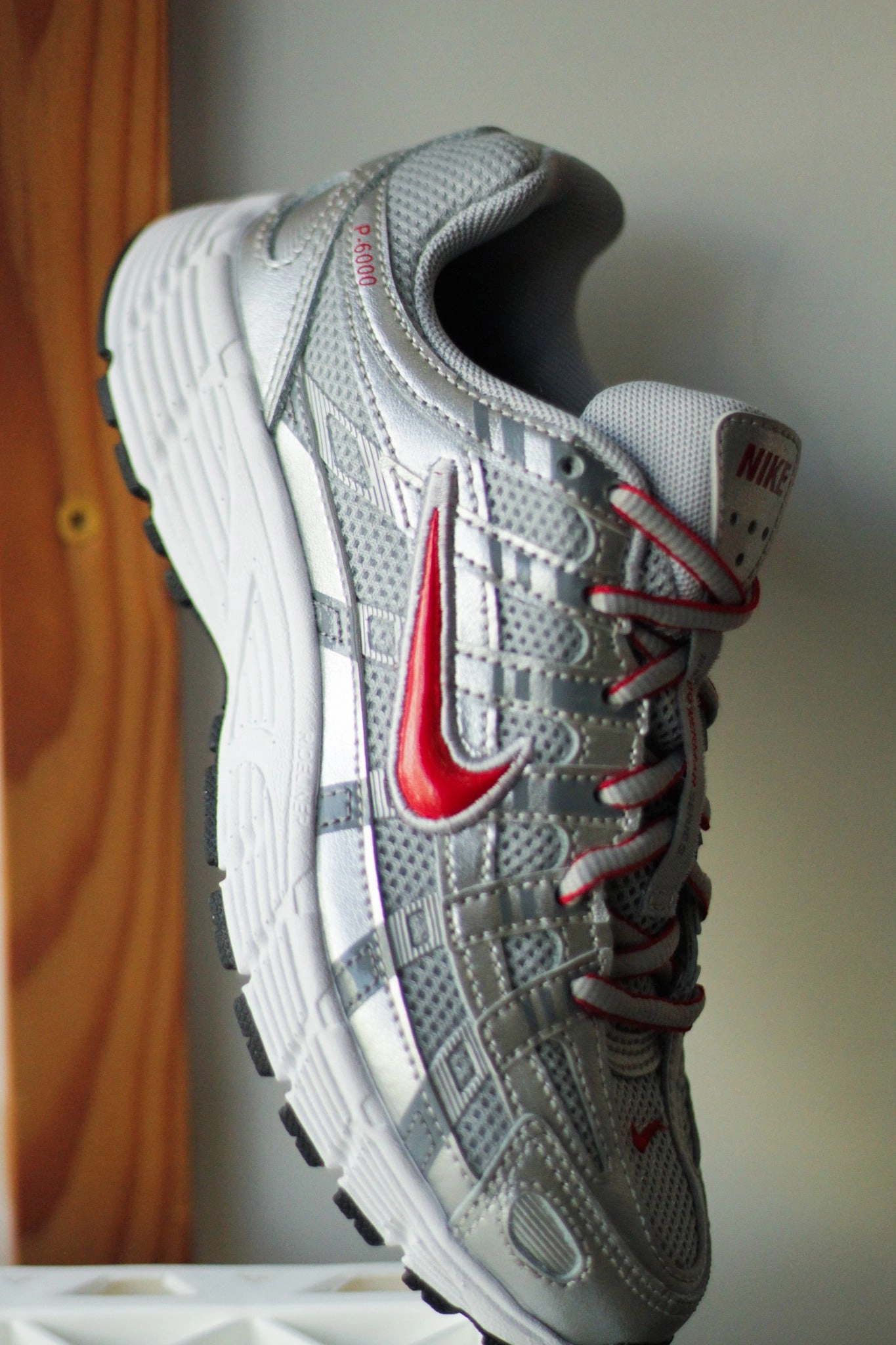 NIKE P-6000 (GS) METALLIC SILVER/GYM RED-FLT SILVER
