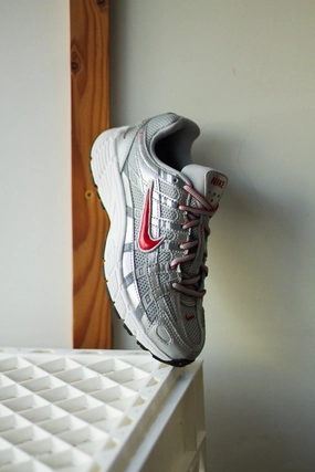 NIKE P-6000 (GS) METALLIC SILVER/GYM RED-FLT SILVER