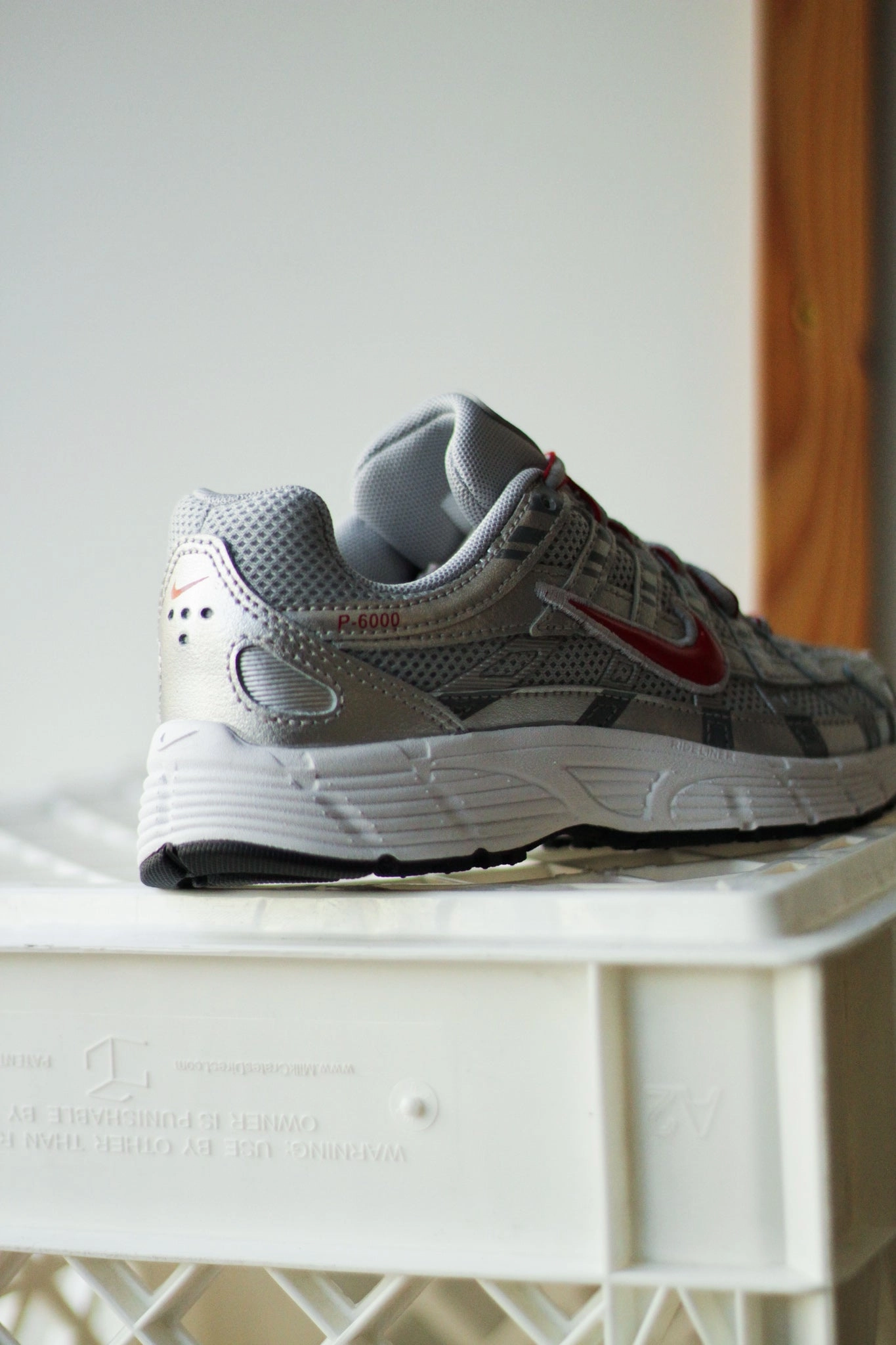 NIKE P-6000 (GS) METALLIC SILVER/GYM RED-FLT SILVER