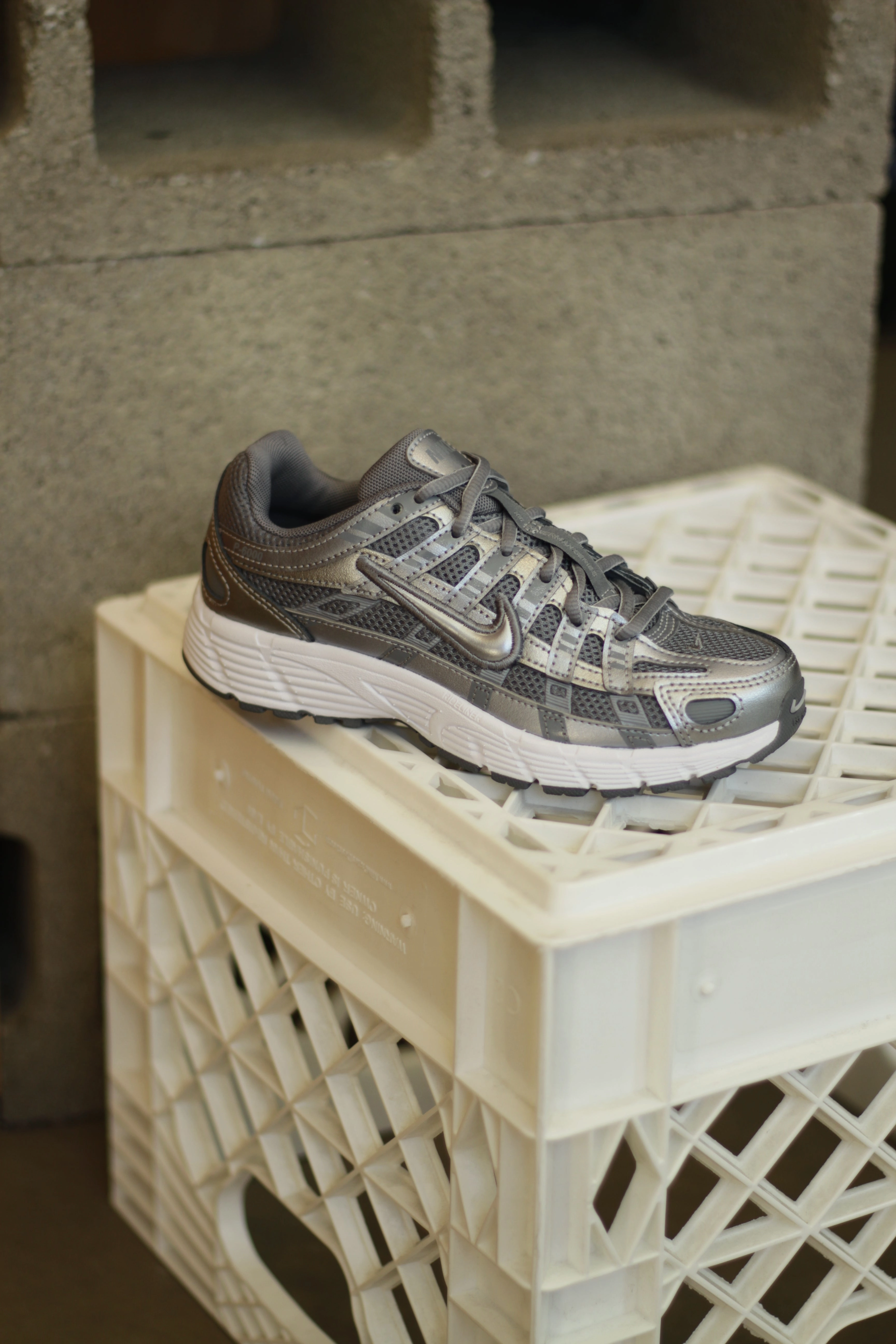 NIKE P-6000 (GS) MTLC COOL GREY/COOL GREY-WHITE-WOLF GREY