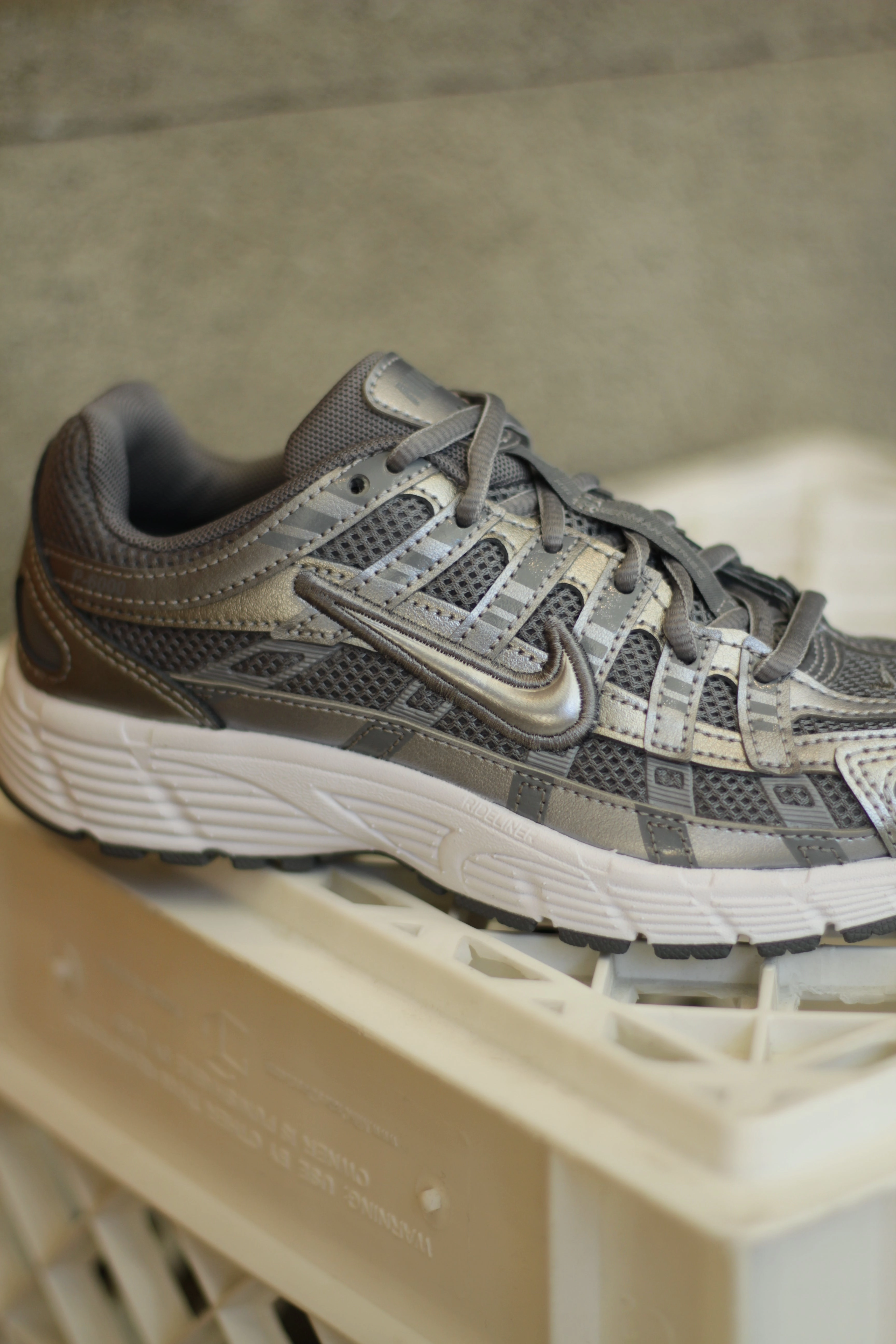 NIKE P-6000 (GS) MTLC COOL GREY/COOL GREY-WHITE-WOLF GREY