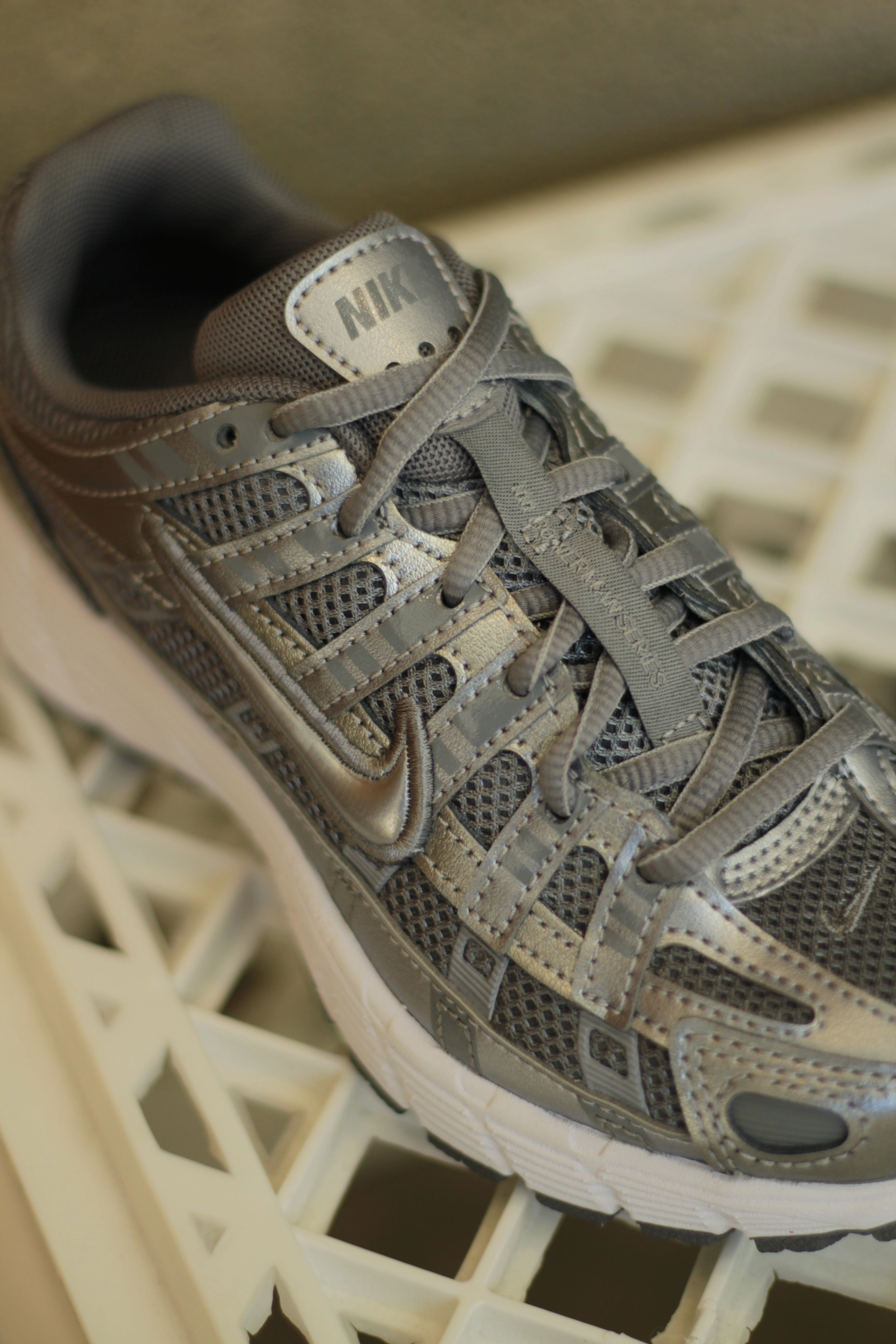 NIKE P-6000 (GS) MTLC COOL GREY/COOL GREY-WHITE-WOLF GREY