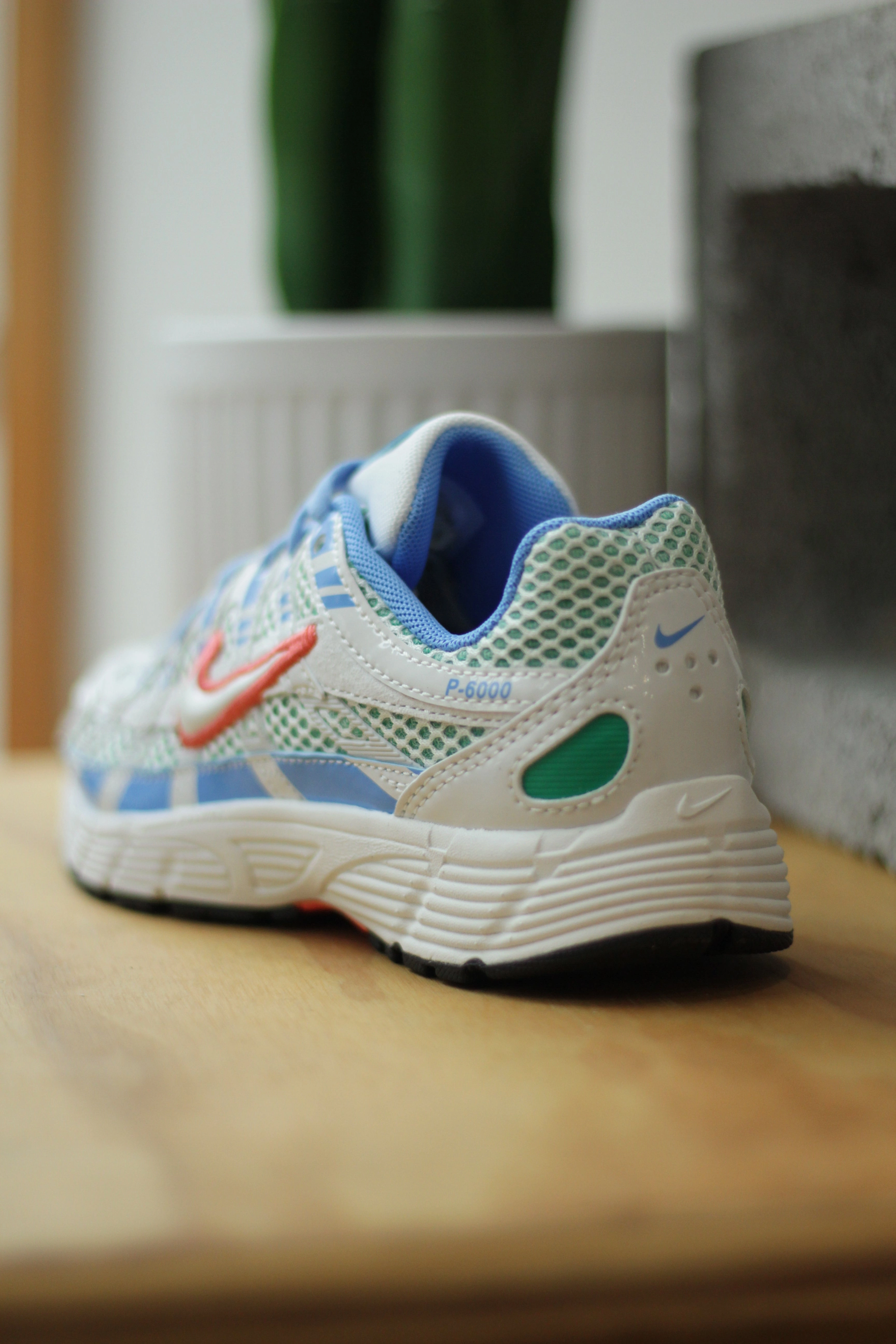NIKE P-6000 (GS) SUMMIT WHITE/MAGIC EMBER-UNIVERSITY BLUE