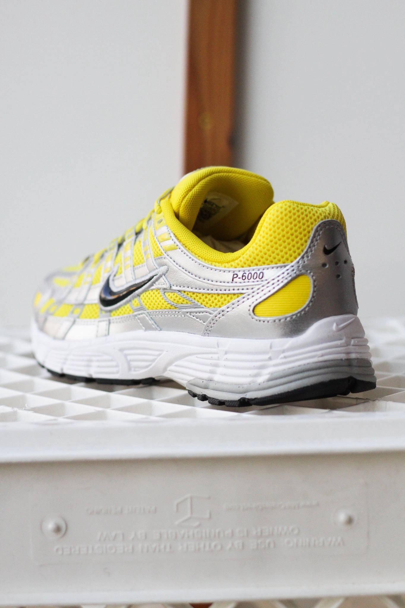 NIKE P-6000 LIGHTENING/BLACK-METALLIC SILVER-WHITE
