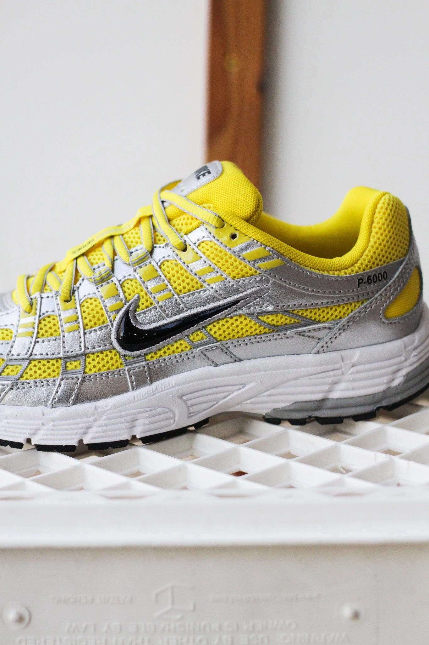 NIKE P-6000 LIGHTENING/BLACK-METALLIC SILVER-WHITE