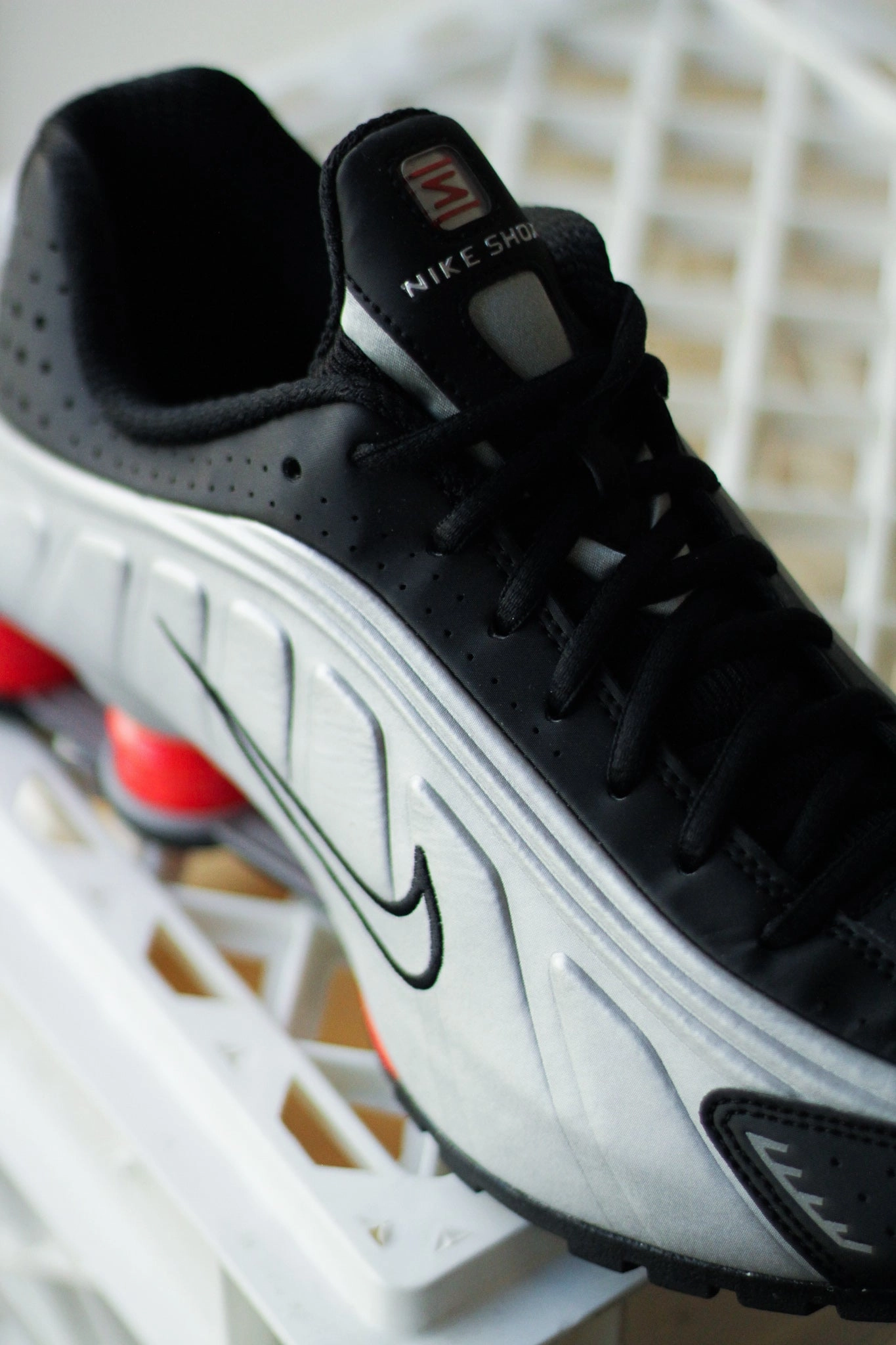 NIKE SHOX R4 METALLIC SILVER/METALLIC SILVER-BLACK