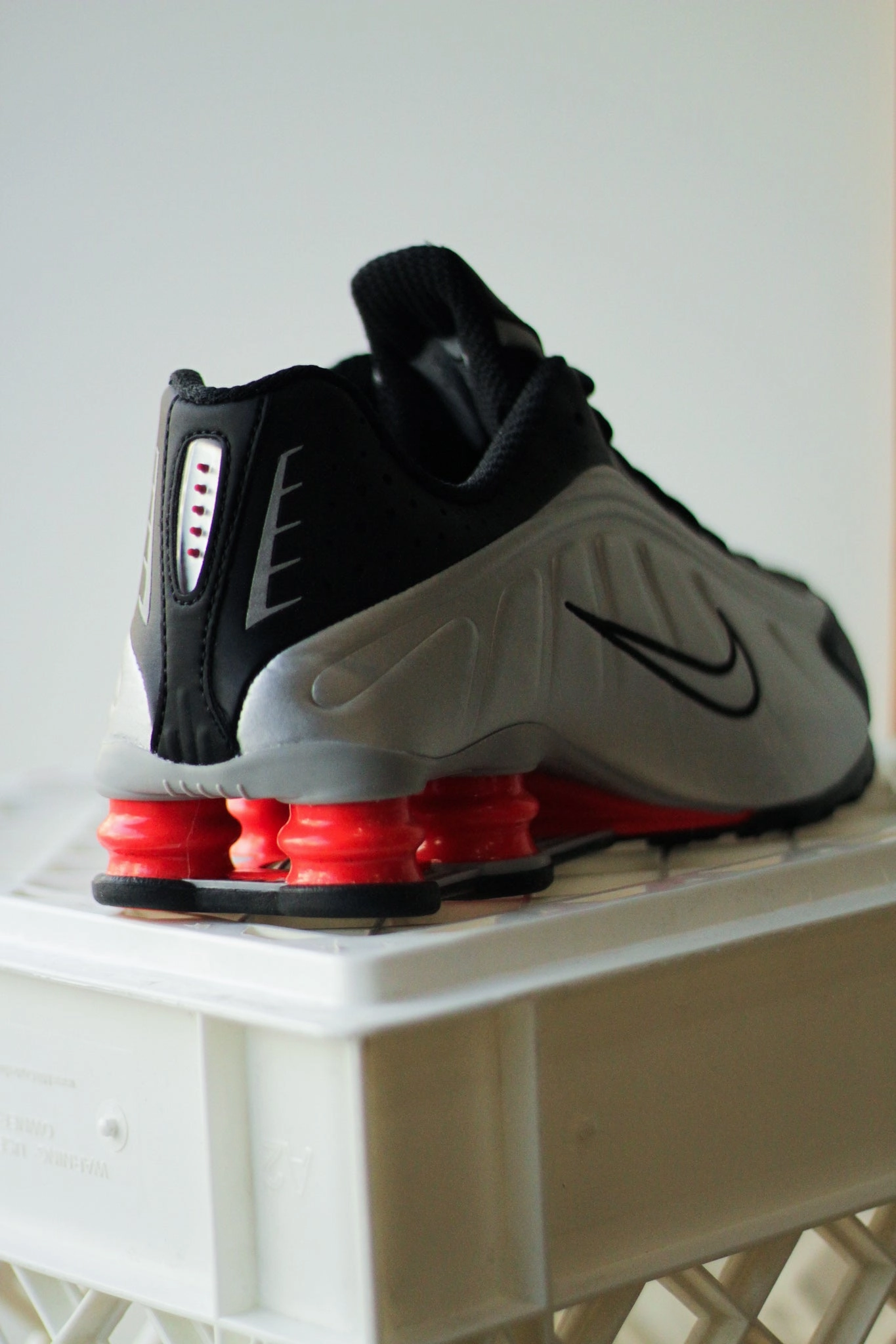NIKE SHOX R4 METALLIC SILVER/METALLIC SILVER-BLACK