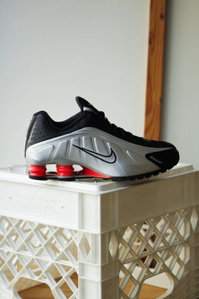 NIKE SHOX R4 METALLIC SILVER/METALLIC SILVER-BLACK
