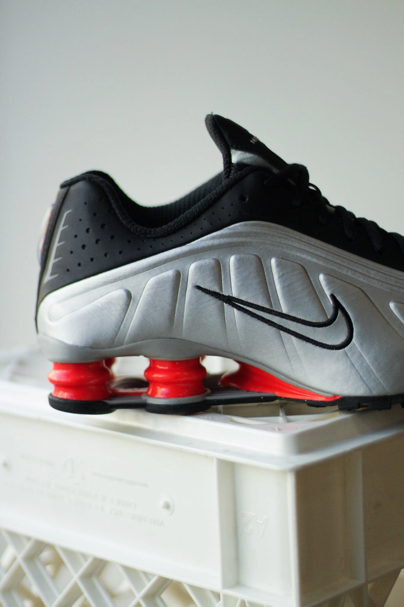 NIKE SHOX R4 METALLIC SILVER/METALLIC SILVER-BLACK