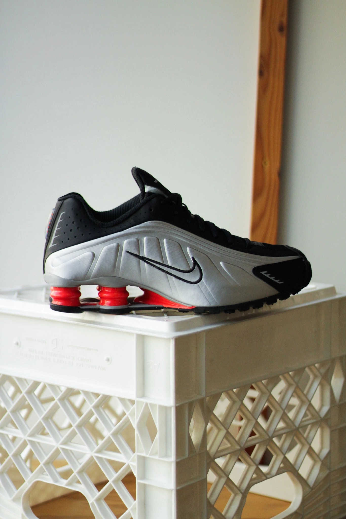 NIKE SHOX R4 METALLIC SILVER/METALLIC SILVER-BLACK