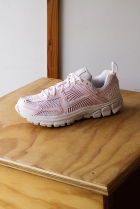 NIKE VOMERO 5 (GS) PEARL PINK/VAST GREY-BLEACHED LILAC