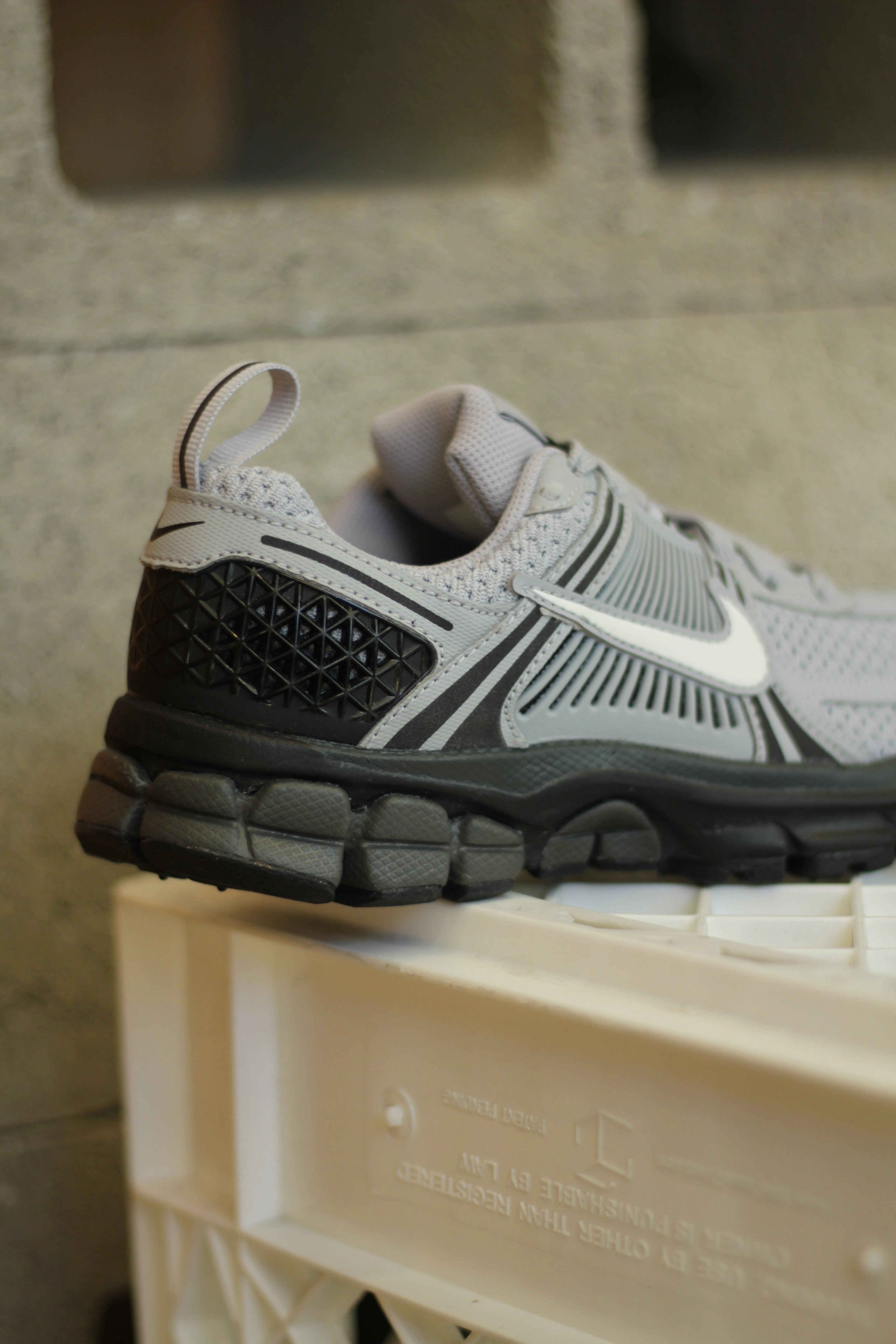 NIKE VOMERO 5 (GS) WOLF GREY/SUMMIT WHITE-BLACK-ANTHRACITE