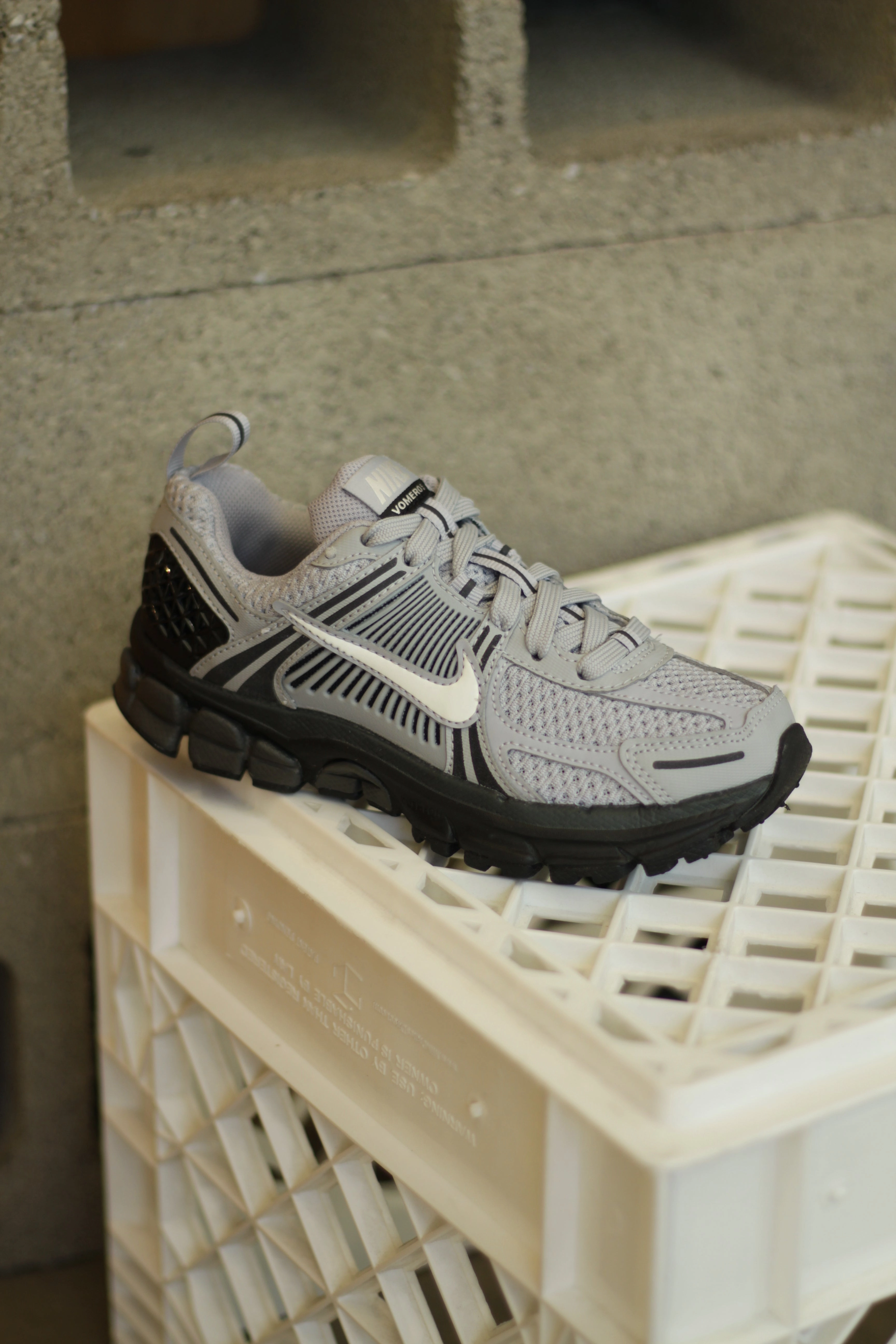 NIKE VOMERO 5 (GS) WOLF GREY/SUMMIT WHITE-BLACK-ANTHRACITE