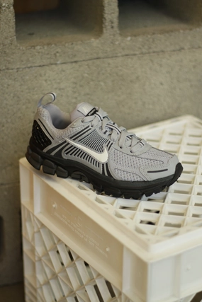 NIKE VOMERO 5 (GS) WOLF GREY/SUMMIT WHITE-BLACK-ANTHRACITE