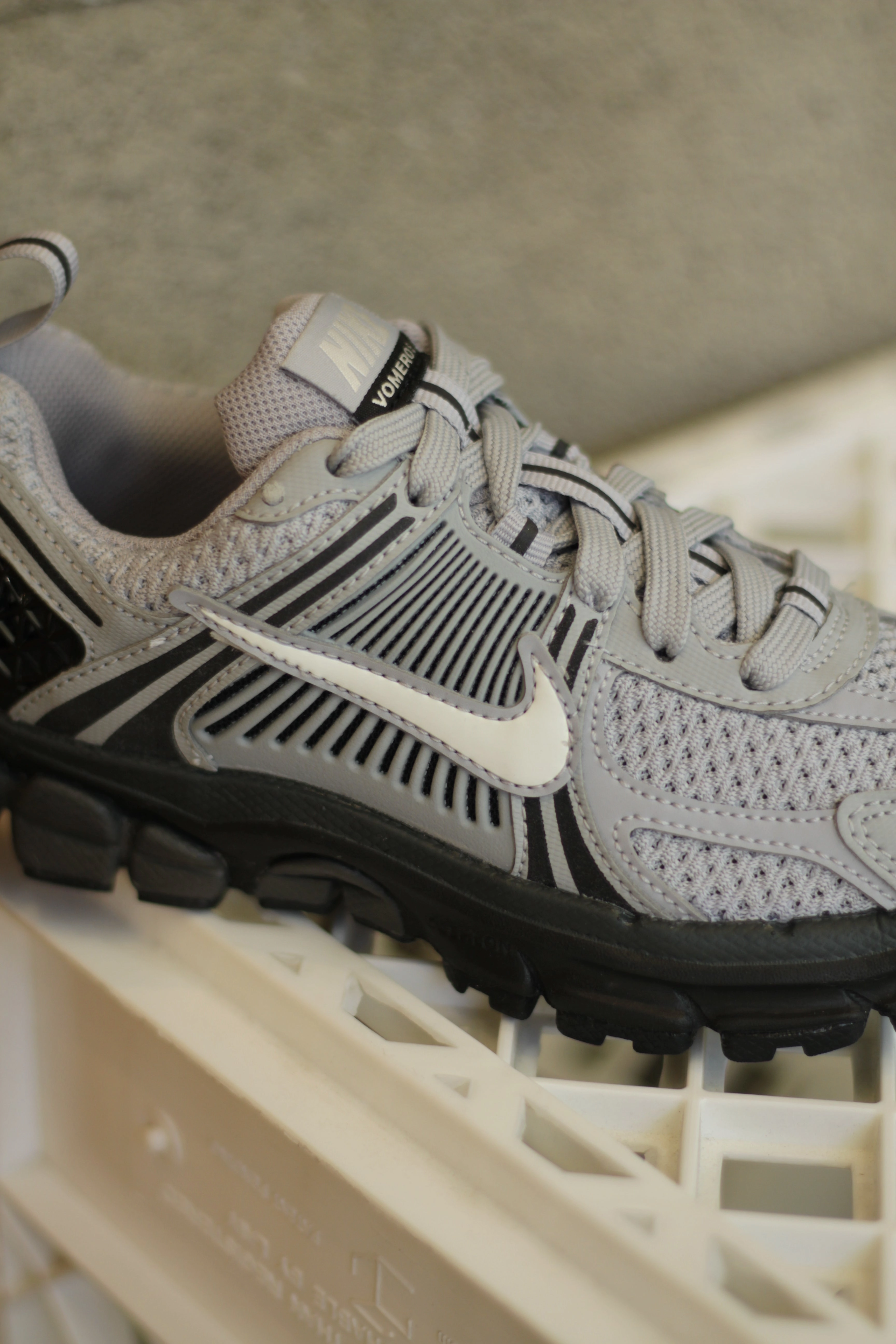 NIKE VOMERO 5 (GS) WOLF GREY/SUMMIT WHITE-BLACK-ANTHRACITE