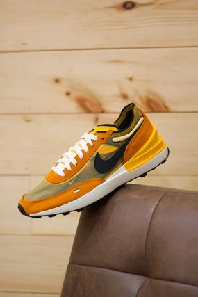 NIKE WAFFLE ONE SE UNIVERSITY GOLD/BLK
