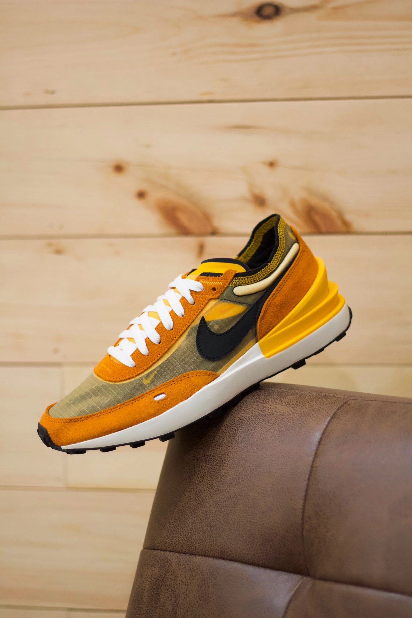 NIKE WAFFLE ONE SE UNIVERSITY GOLD/BLK
