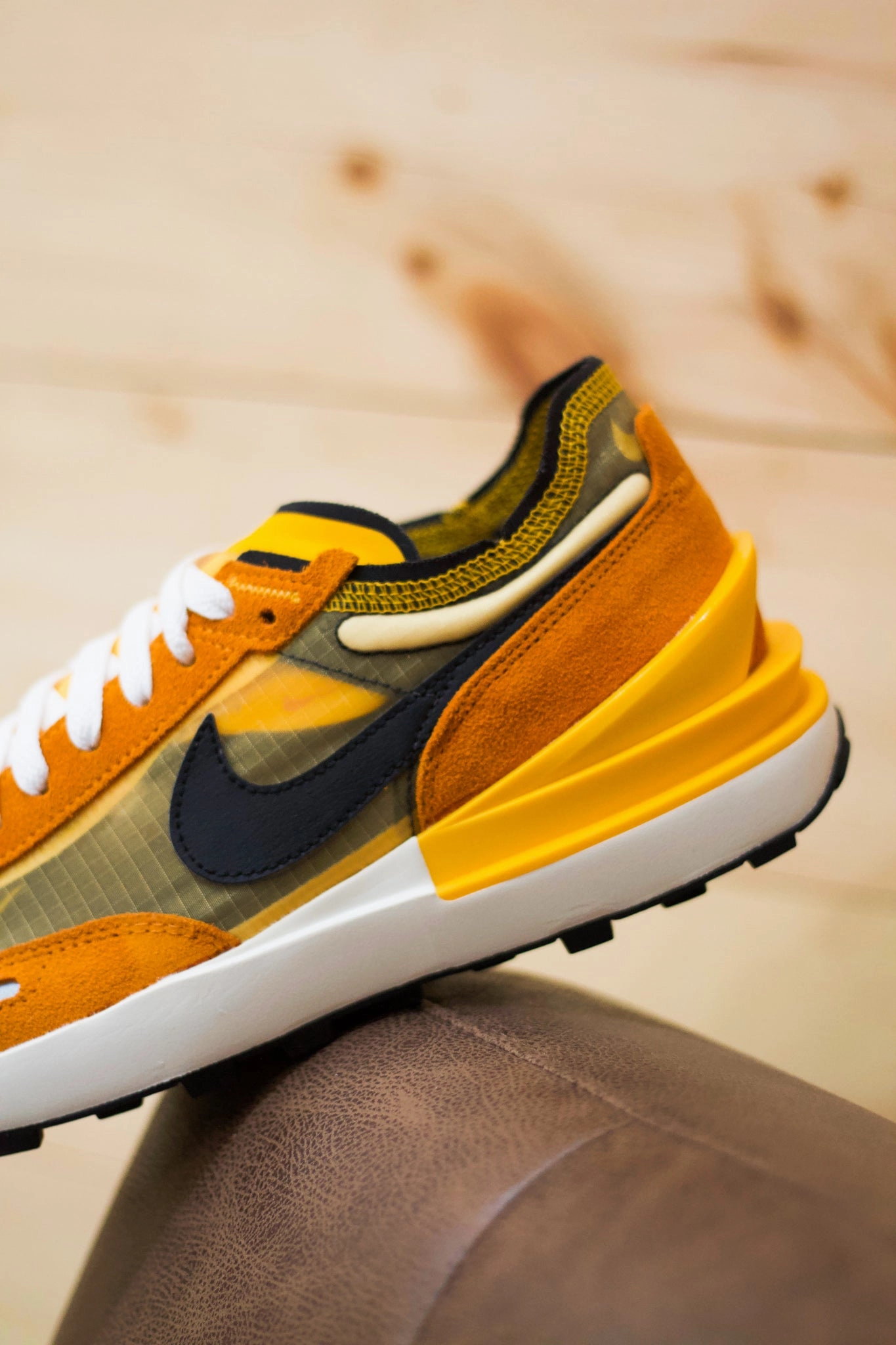 NIKE WAFFLE ONE SE UNIVERSITY GOLD/BLK