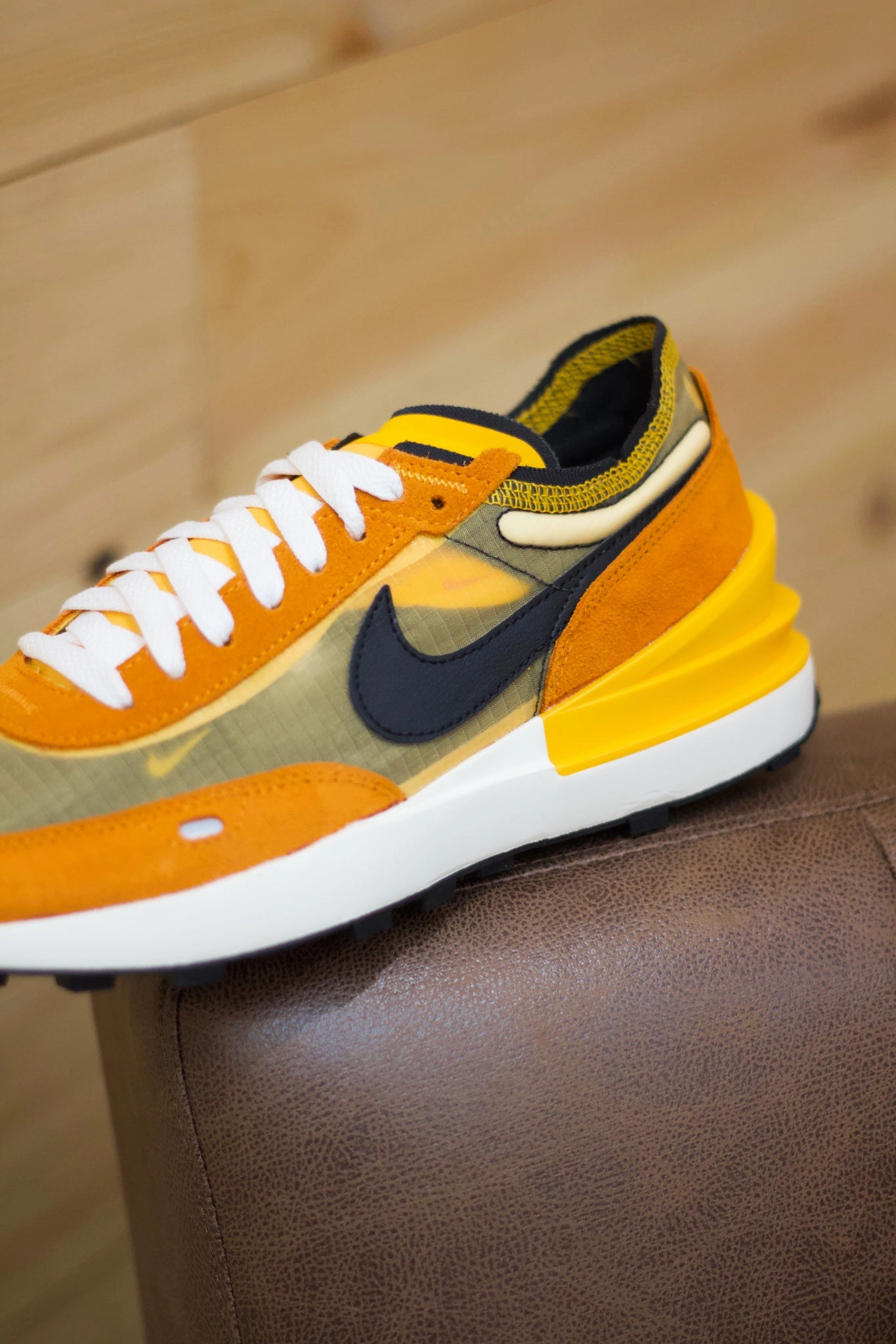 NIKE WAFFLE ONE SE UNIVERSITY GOLD/BLK